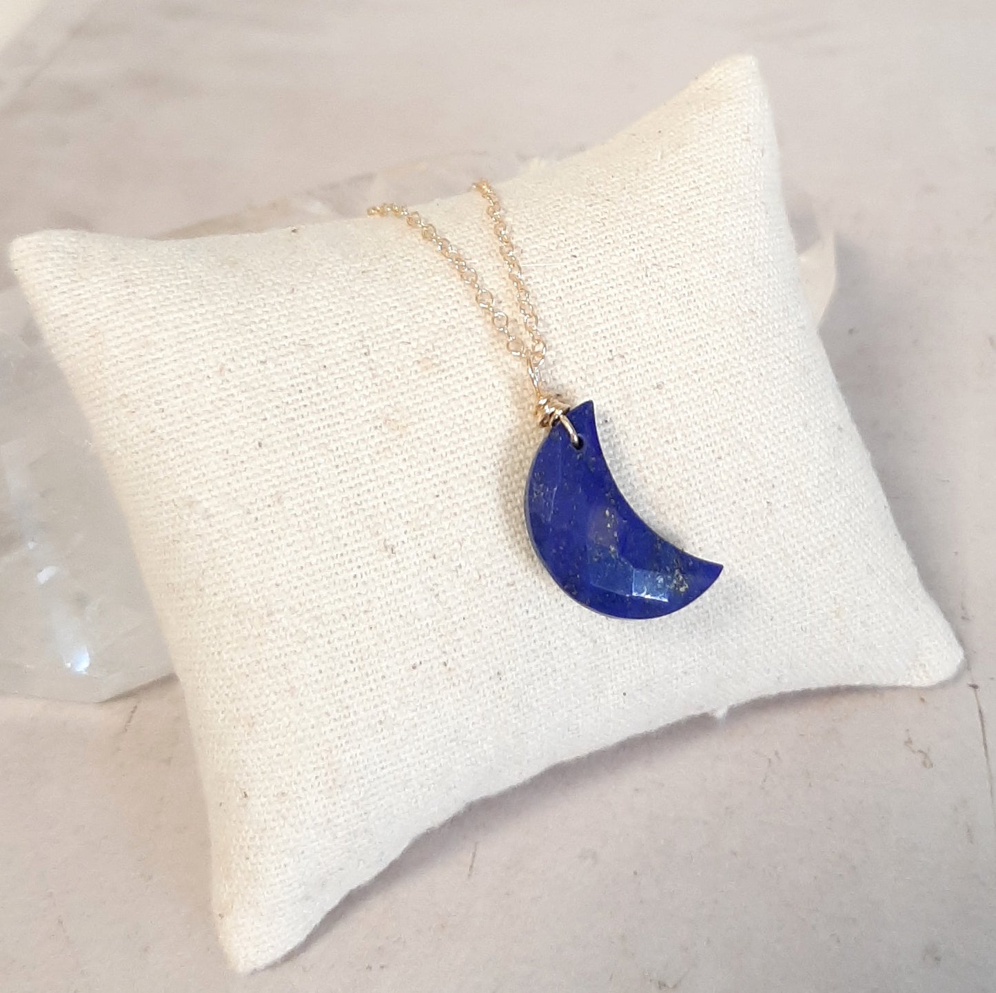 collier chaine en argent 925 doré, avec un pendentif en forme de croissant de lune en lapis lazuli.