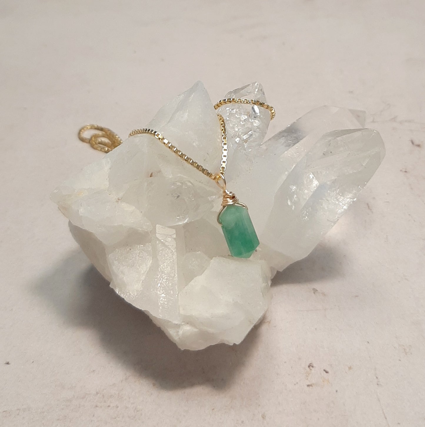 collier bohème doré pierre naturelle émeraude
