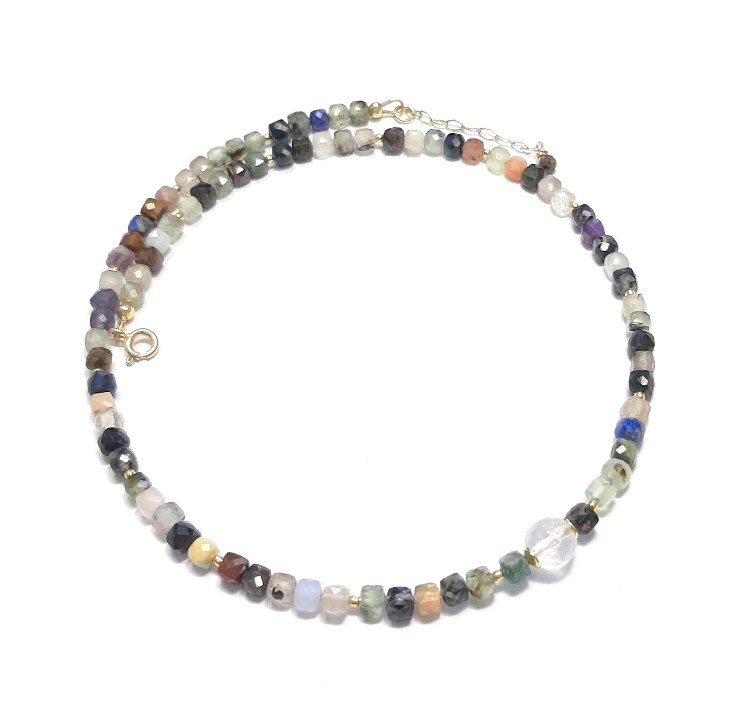 Collier pierres naturelles mixtes facettées sur fond blanc