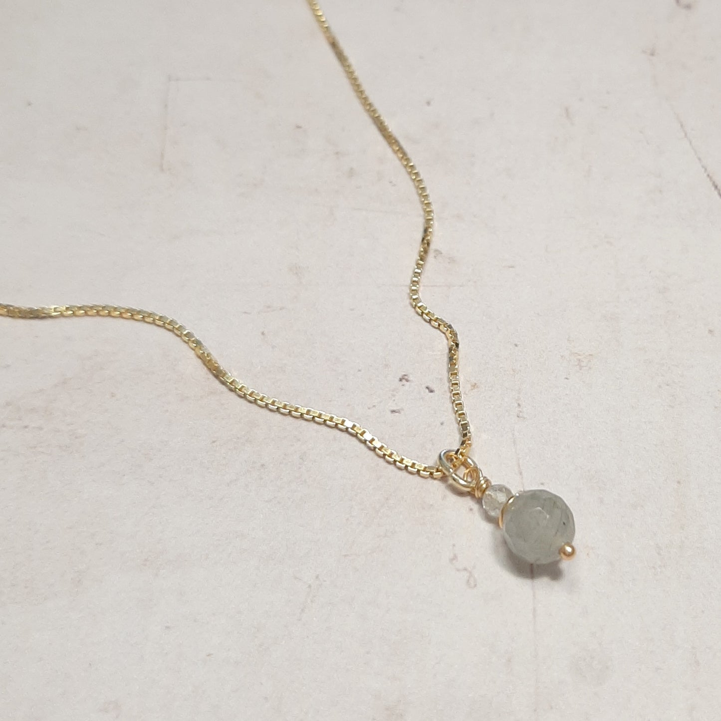 Collier délicat en argent doré et pierres naturelles de labradorite
