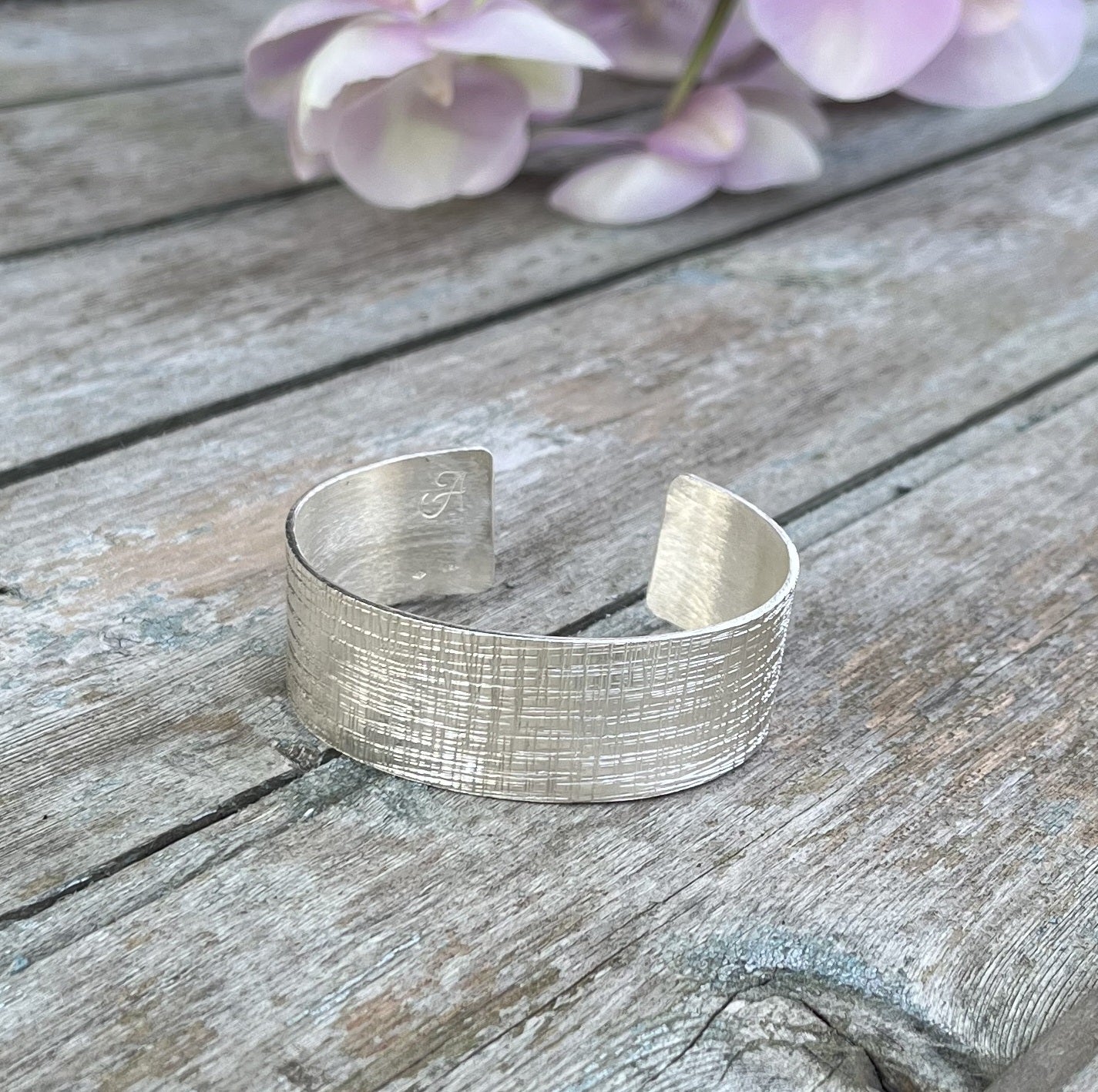 Artisanat français : Bracelet en argent massif conçu à la main en France, pour un bijou unique et authentique.
Design élégant et intemporel : Une manchette raffinée avec une texture martelée, idéale pour un look élégant.
Argent massif 925 : Fabrication en argent pur et durable, résistant à l'usure quotidienne.
Confort ajustable : Manchette ouverte permettant un ajustement parfait à tout poignet.
Engagement éthique : Fabriqué dans le respect de l'environnement et des principes durables