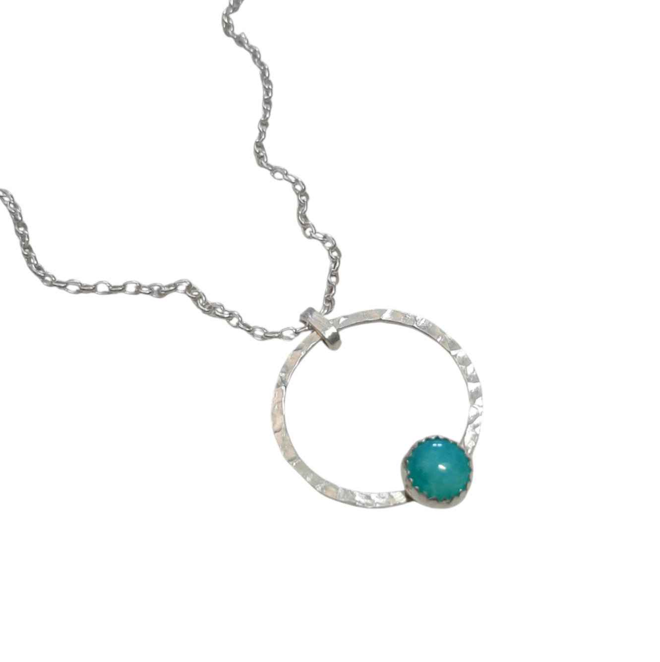 Sautoir en argent massif avec pendentif rond à effet martelé, orné d'une pierre d'amazonite sertie.