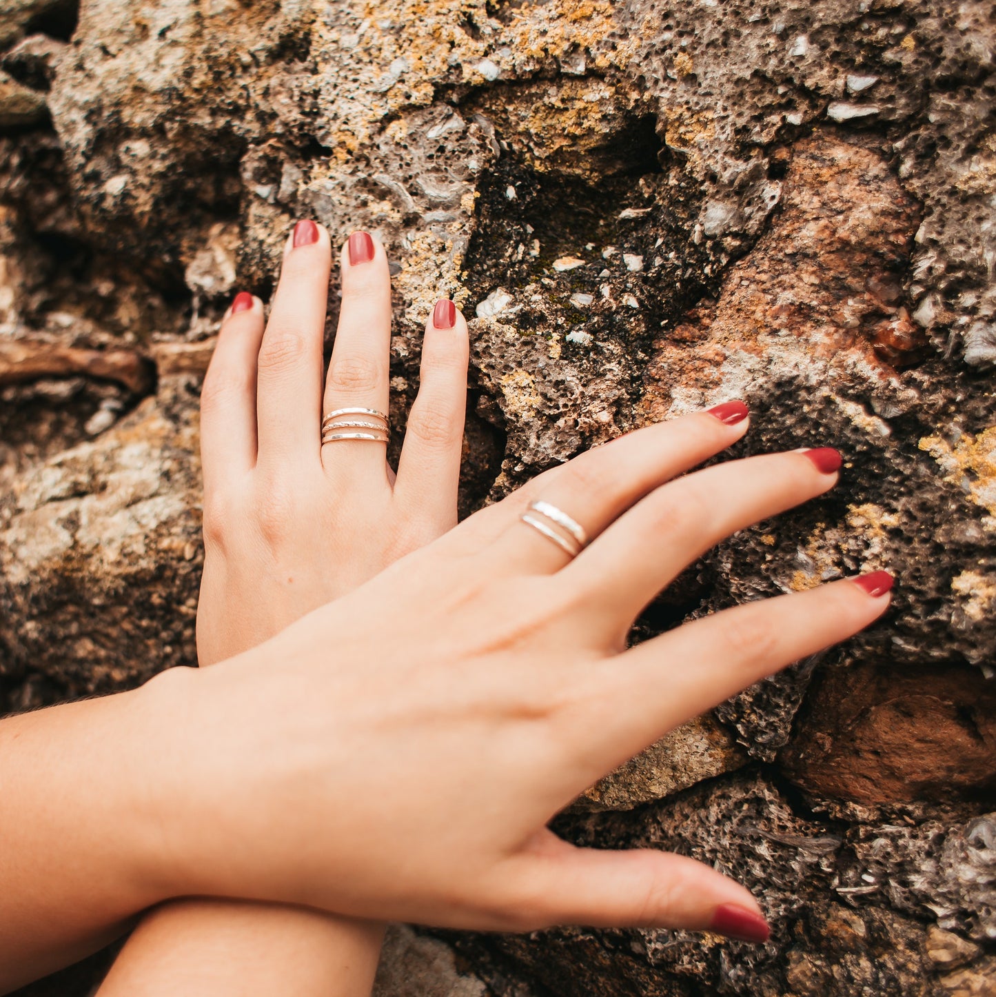 Craquez pour cette bague fine en argent massif brossé : une alliance délicate et raffinée, idéale pour une touche d'élégance naturelle.