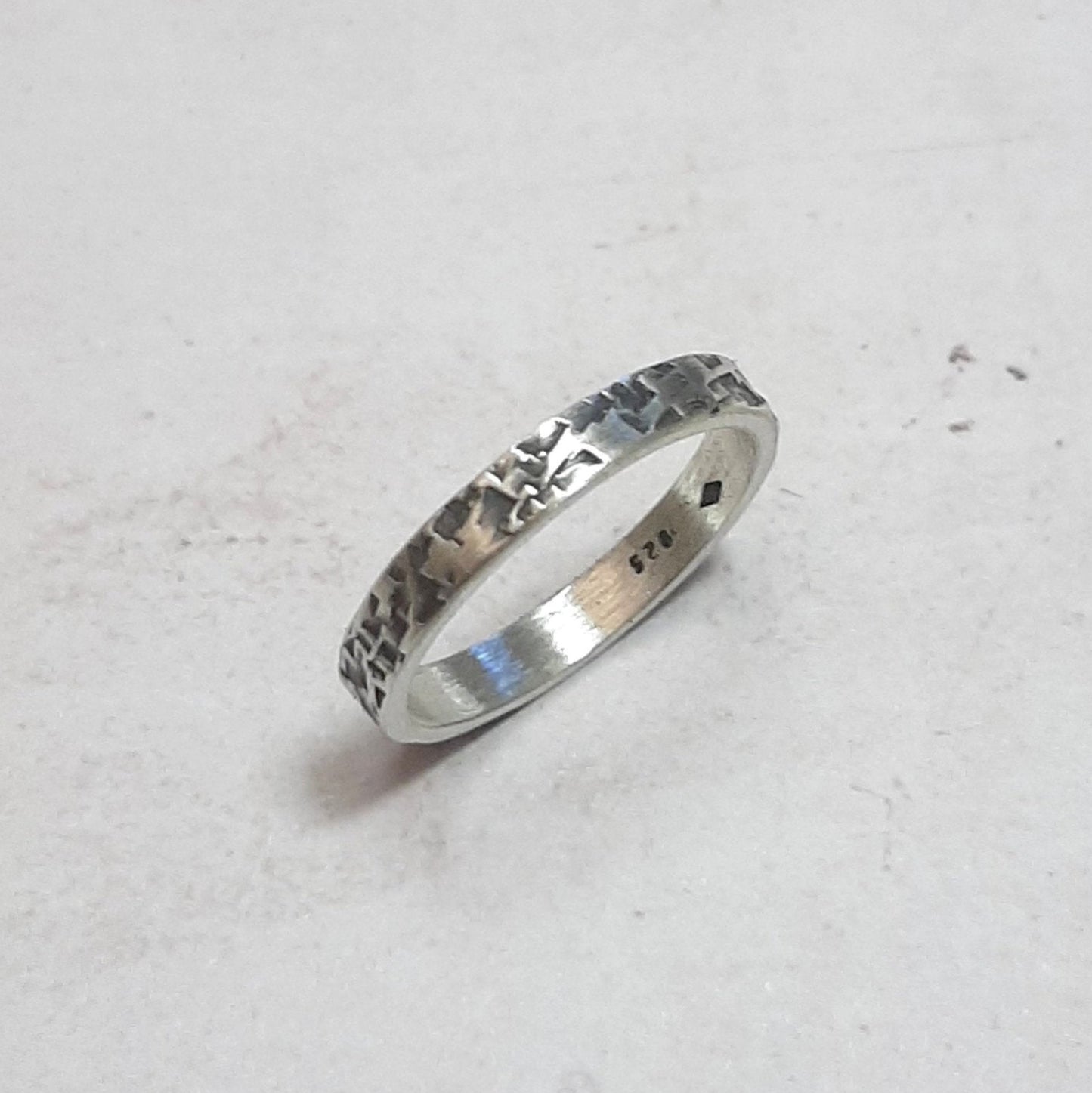 bague pour homme ou femme en argent massif martelé et patiné