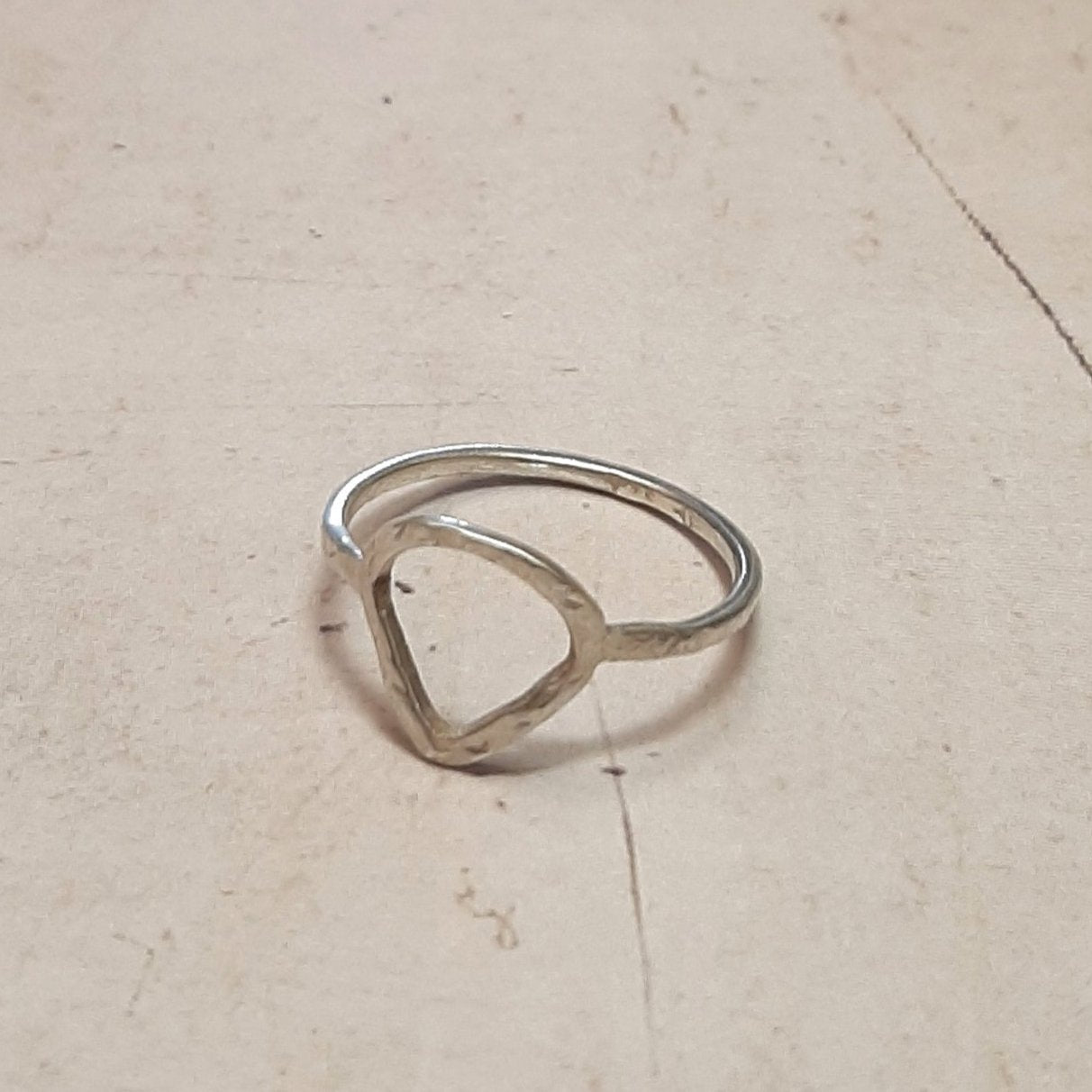 Une bague fine et discrète en argent massif martelé, mesurant 1,5 mm de largeur. Ce bijou délicat, fabriqué sur commande, nécessite un délai d'expédition de 5 jours. Idéale pour une touche subtile d'élégance.