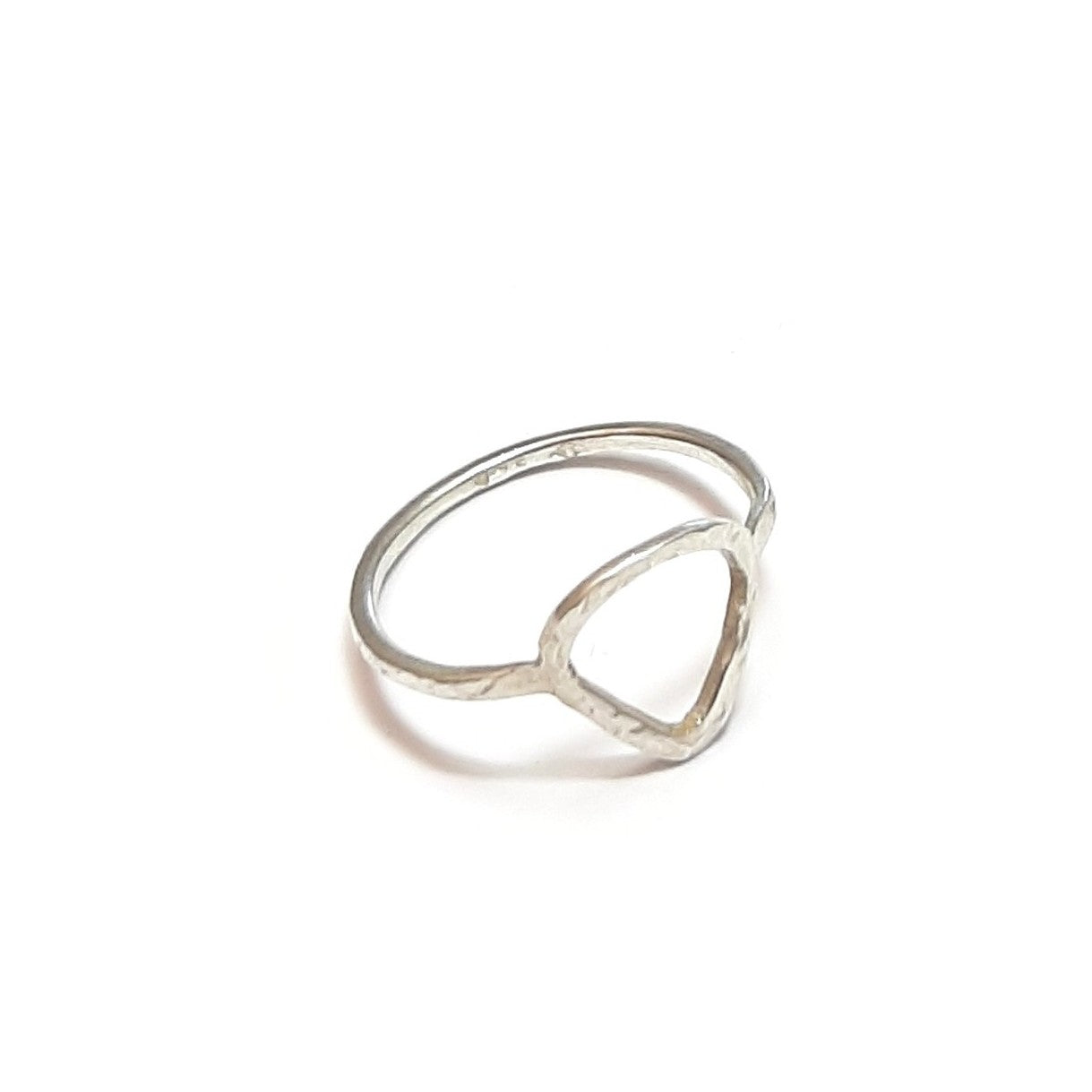Bague fine e discrète en argent massif martelé.