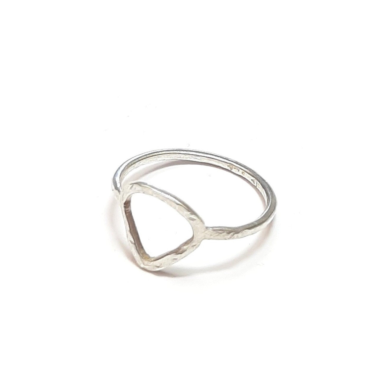 Bague minimaliste en argent massif martelé.