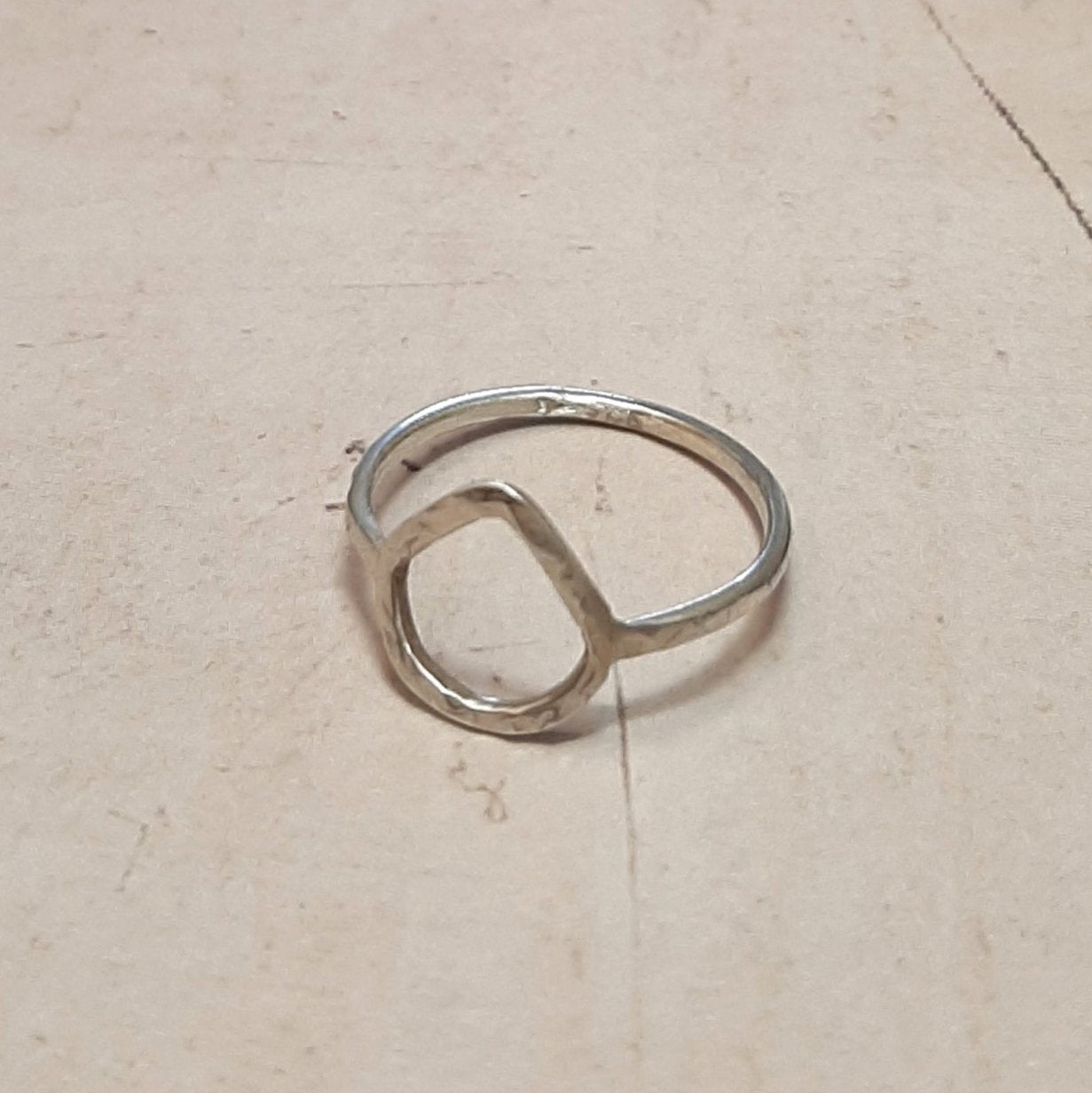 Bague fine e discrète en argent massif martelé.