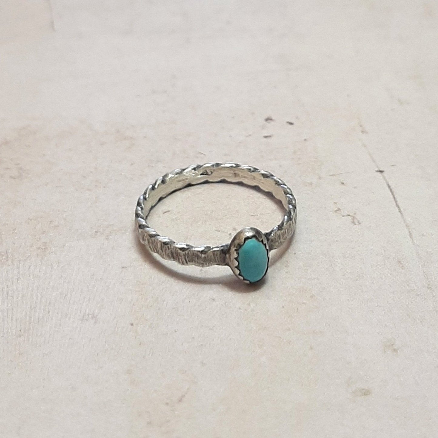 Bague ethnique pour femme en argent massif avec une pierre bleu en turquoise