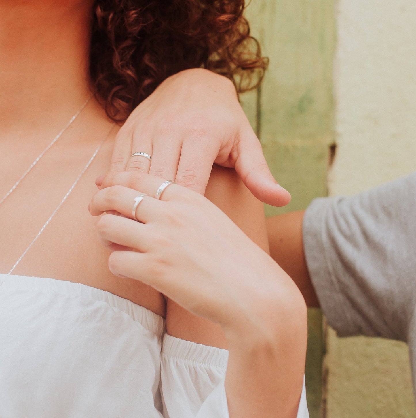 Découvrez notre bague en argent massif sablé, un bijou artisanal éthique, élégant et intemporel, fait à la main en France.