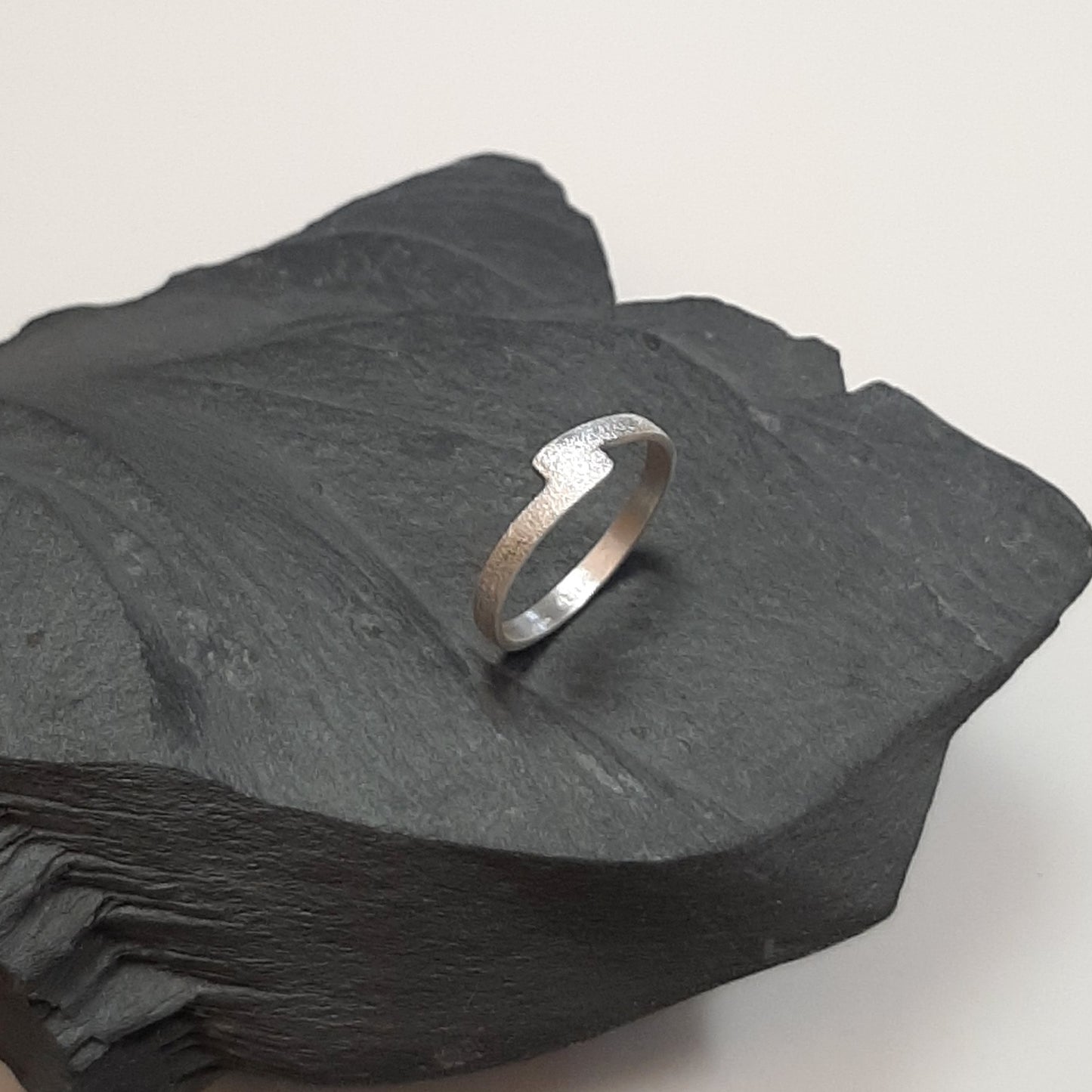 Bague fine en argent massif sablé pour fille