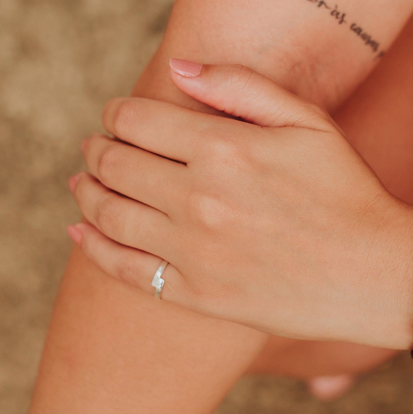Bague artisanale en argent avec finition sablée. Bijoux intemporels, fins et délicats à prix tout doux