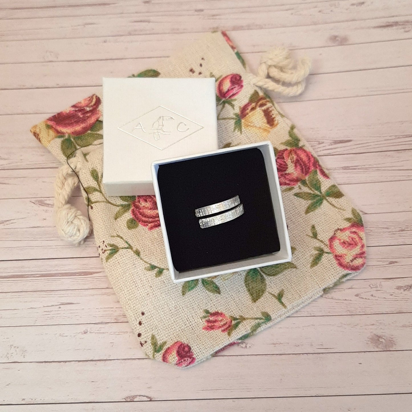 Ajoutez une touche d'élégance à votre quotidien avec cette bague ouverte en argent 925 massif, soigneusement ciselée à la main. Son design épuré et intemporel offre un ajustement parfait et un confort optimal, idéal pour un port quotidien. Fait main en France avec des matériaux éthiques, ce bijou unique incarne l'engagement envers un artisanat durable et raffiné. Parfait pour celles qui cherchent à allier style et conscience écologique, cette bague s'adapte à toutes les tenues et occasions.