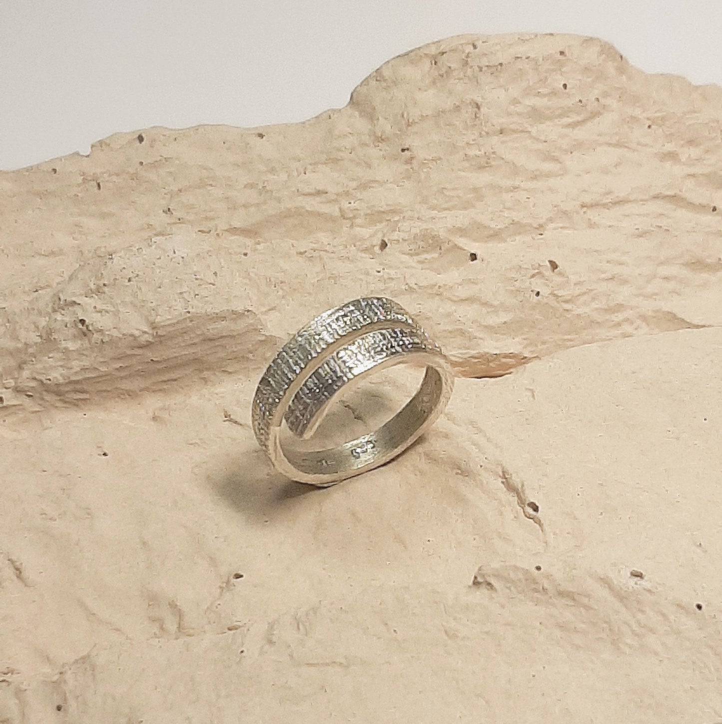 Ajoutez une touche d'élégance à votre quotidien avec cette bague ouverte en argent 925 massif, soigneusement ciselée à la main. Son design épuré et intemporel offre un ajustement parfait et un confort optimal, idéal pour un port quotidien. Fait main en France avec des matériaux éthiques, ce bijou unique incarne l'engagement envers un artisanat durable et raffiné. Parfait pour celles qui cherchent à allier style et conscience écologique, cette bague s'adapte à toutes les tenues et occasions.