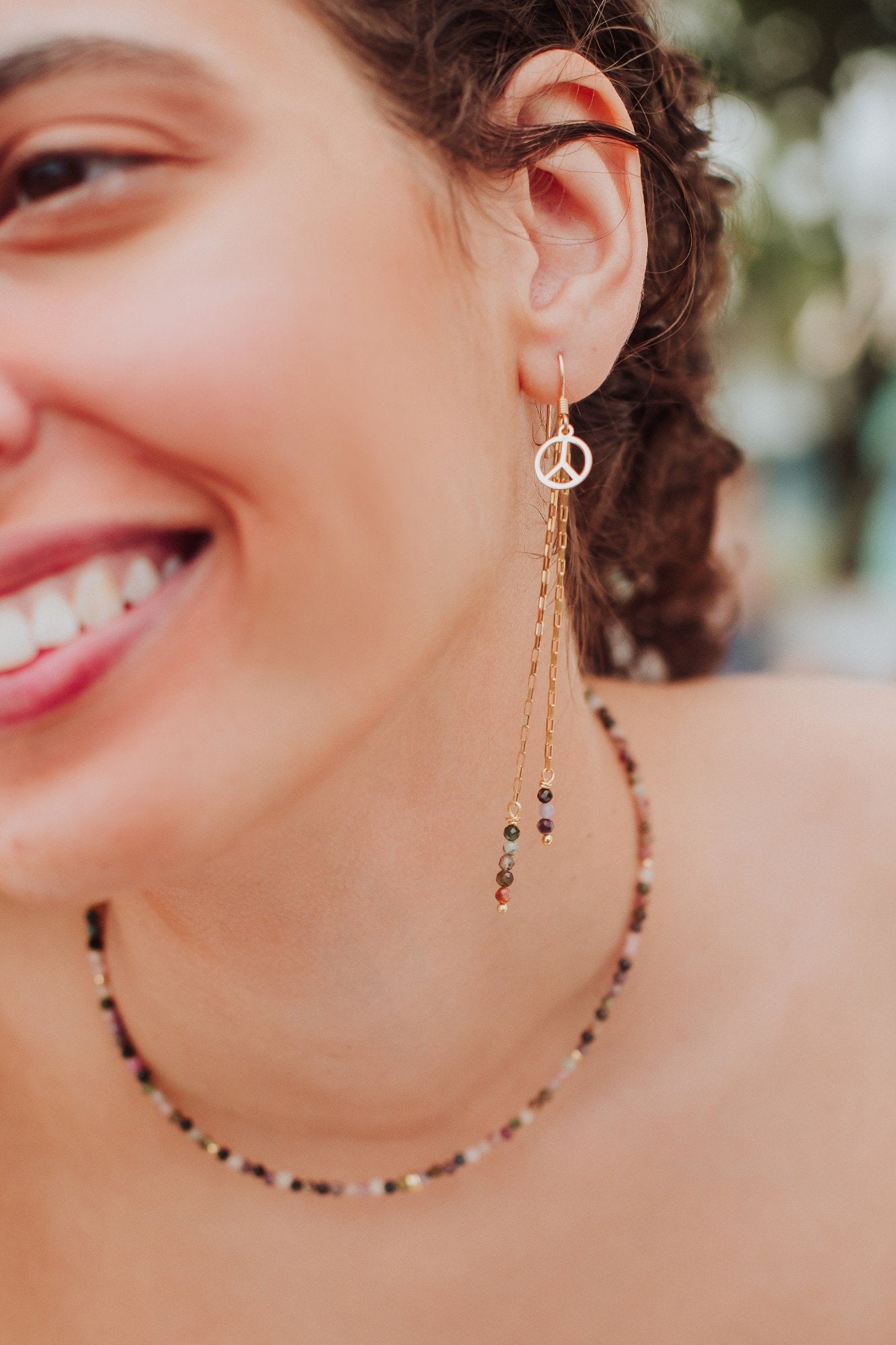 Boucles d'oreilles longues en argent 925 doré, tourmalines et médailles symbolisant la paix