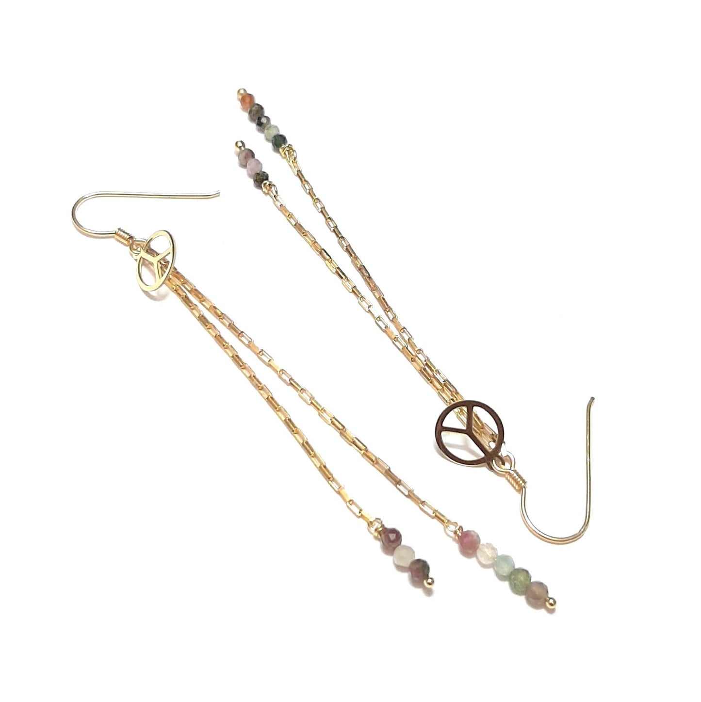 Ces boucles d'oreilles longues sont fabriquées à la main avec de l'argent 925 doré et des pierres naturelles de tourmaline. Elles sont ornées d'une médaille de la paix. Ce bijou bohème est unique et élégant. Il est parfait pour offrir ou pour se faire plaisir.
