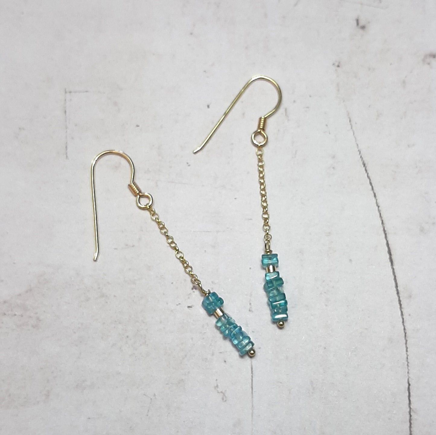 Boucles d'oreilles en argent doré et pierres naturelles, apatite bleue