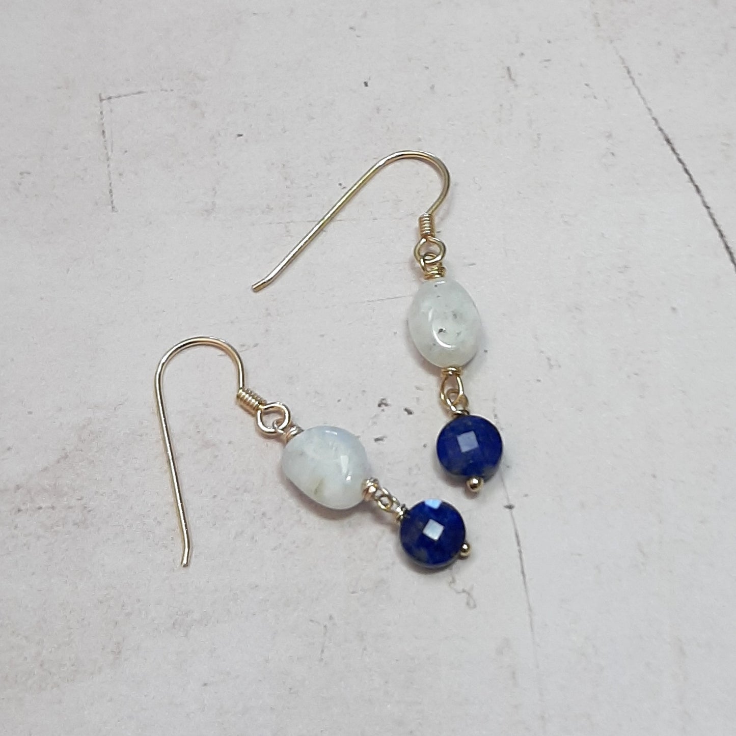 Boucles d’oreilles en argent 925 doré et pierres naturelles, pierre de lune blanche et lapis-lazuli.