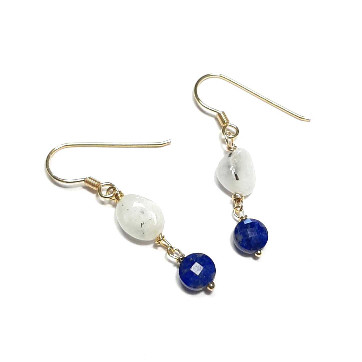 Ces boucles d'oreilles élégantes sont fabriquées à la main en argent sterling 925 et ornées de pierres naturelles en pierre de lune et en lapis-lazuli. La pierre de lune est connue pour ses propriétés émotionnelles et spirituelles, notamment pour favoriser l'équilibre émotionnel, améliorer l'intuition et la connexion spirituelle, aider à réguler les cycles féminins, stimuler la créativité et agir comme un talisman protecteur pendant les voyages.