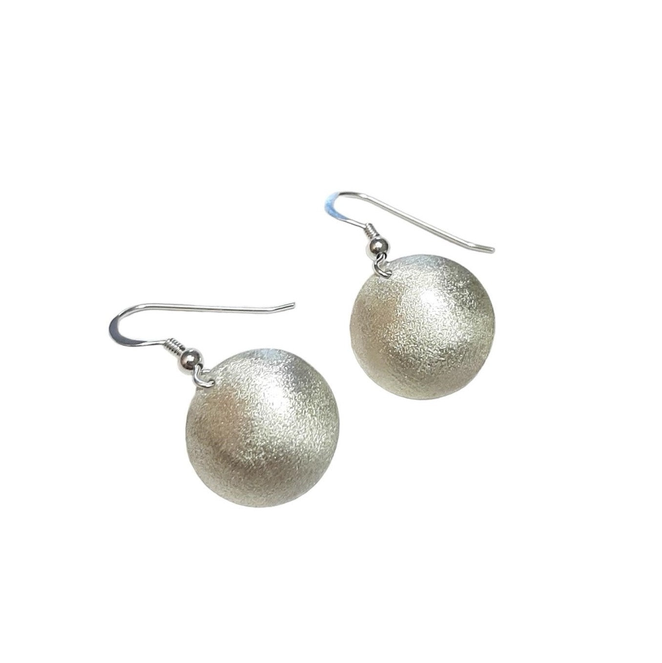 boucles d'oreilles rondes et intemporelles en argent sablé
