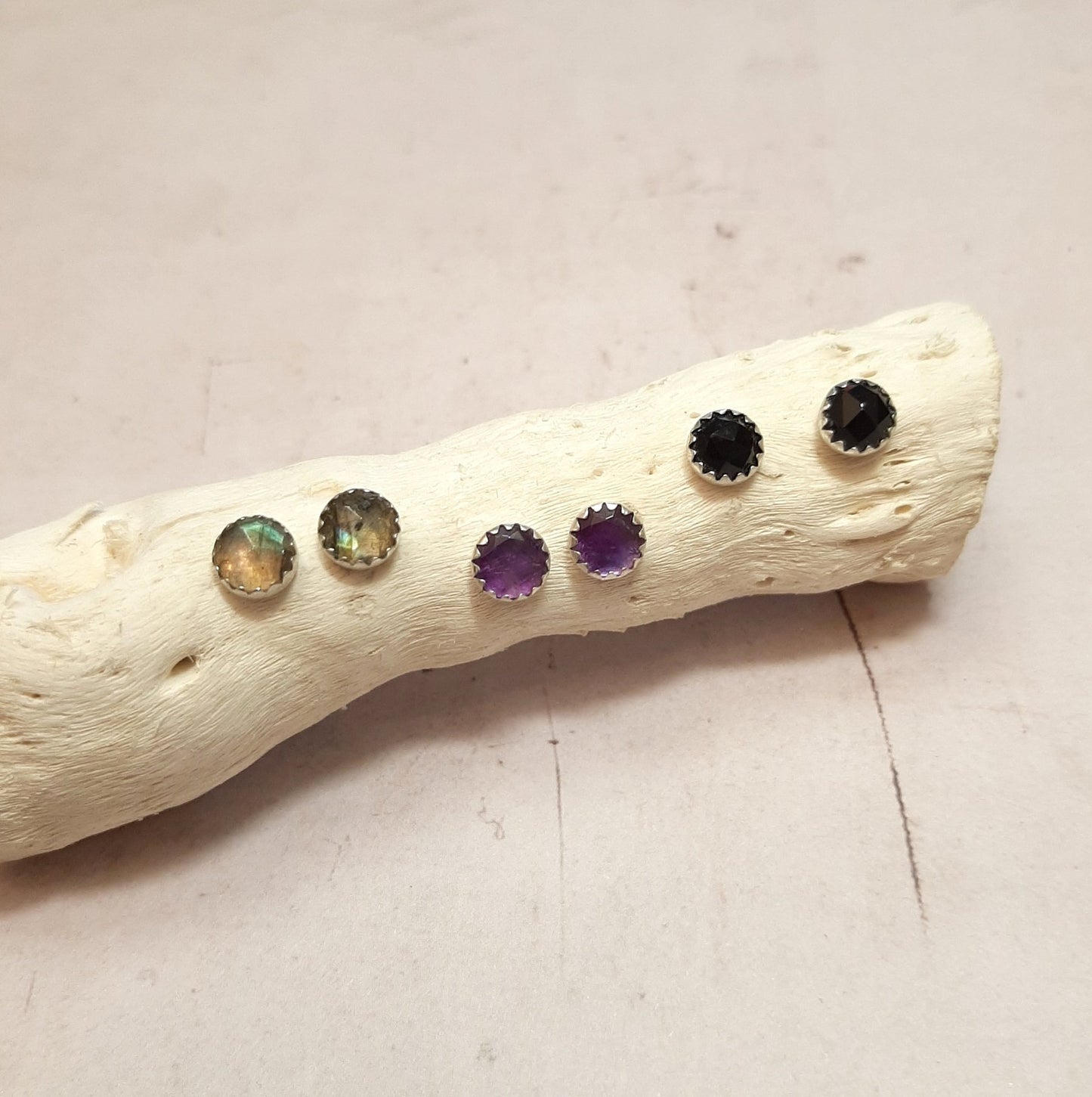 Discrètes et élégantes, les boucles d’oreilles puces en argent 925 ajoutent une touche de couleur grâce à leur incrustation en pierre naturelle. Disponibles en labradorite, améthyste et onyx, elles incarnent un équilibre subtil entre minimalisme raffiné et style contemporain. Les couleurs et reflets des pierres peuvent varier légèrement en raison de leur caractère naturel.