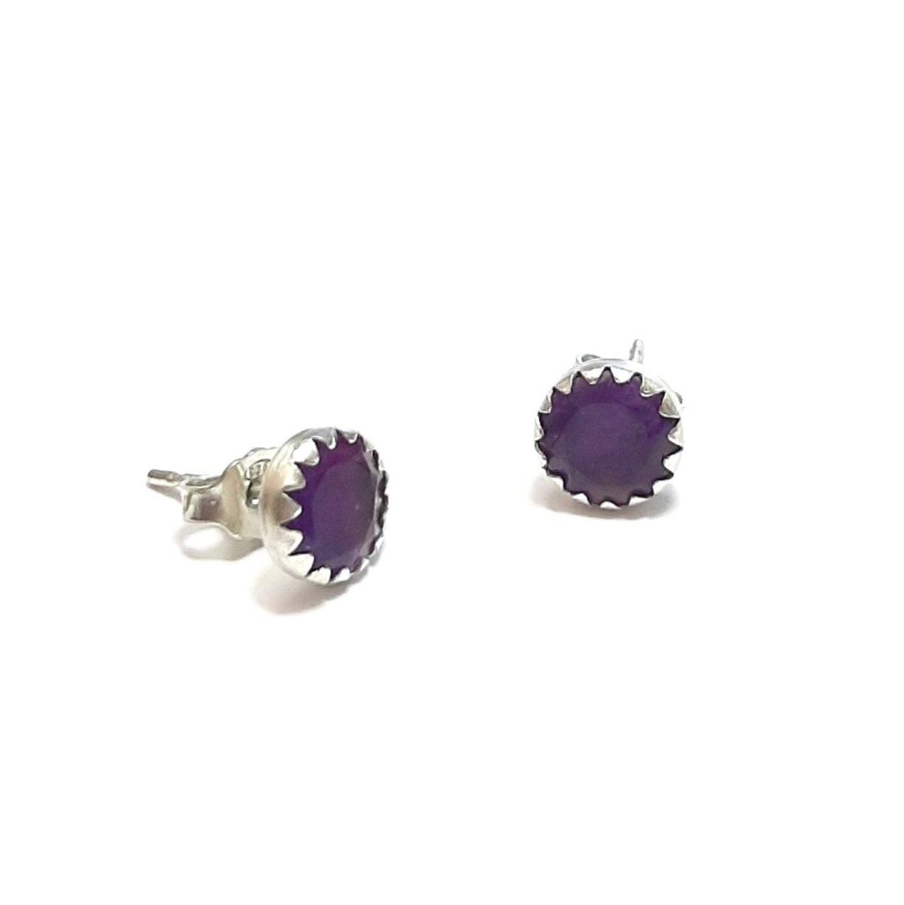 Discrètes et élégantes, les boucles d’oreilles puces en argent 925 ajoutent une touche de couleur grâce à leur incrustation en pierre naturelle. Disponibles en labradorite, améthyste et onyx, elles incarnent un équilibre subtil entre minimalisme raffiné et style contemporain. Les couleurs et reflets des pierres peuvent varier légèrement en raison de leur caractère naturel. Diamètre : 6 mm.