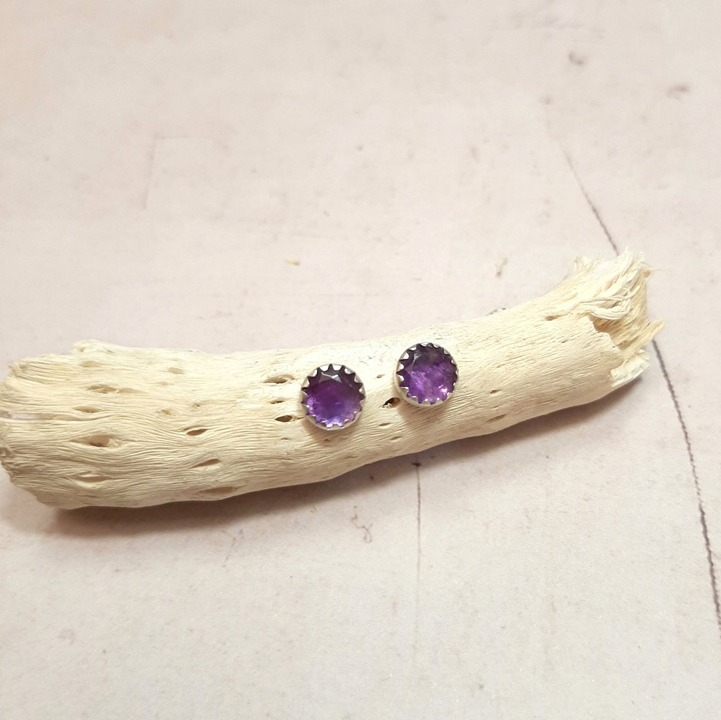 Discrètes et élégantes, les boucles d’oreilles puces en argent 925 ajoutent une touche de couleur grâce à leur incrustation en pierre naturelle. Disponibles en labradorite, améthyste et onyx, elles incarnent un équilibre subtil entre minimalisme raffiné et style contemporain. Les couleurs et reflets des pierres peuvent varier légèrement en raison de leur caractère naturel. Diamètre : 6 mm.
