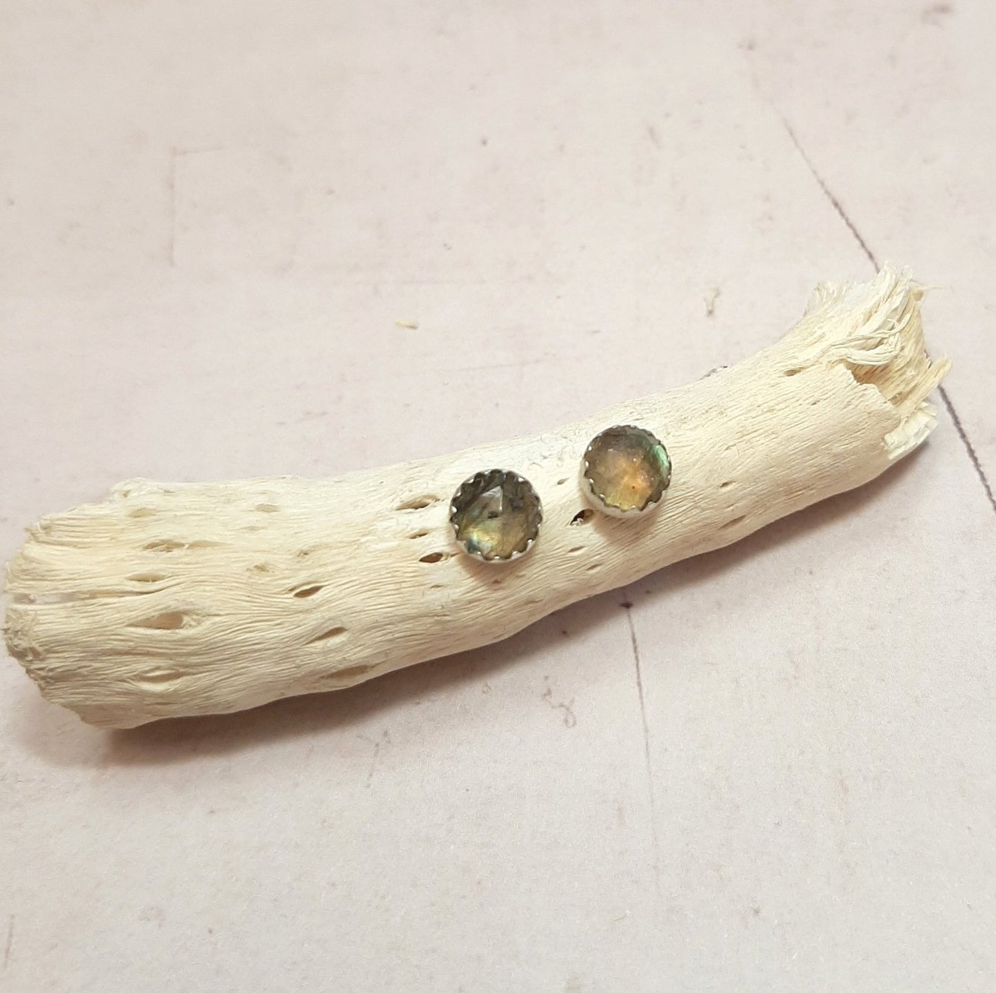 boucles d'oreilles puces en labradorite