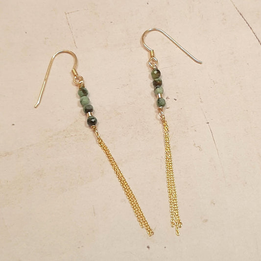 Boucles d'oreilles longues avec des chaînes fines en argent 925 doré et turquoise verte