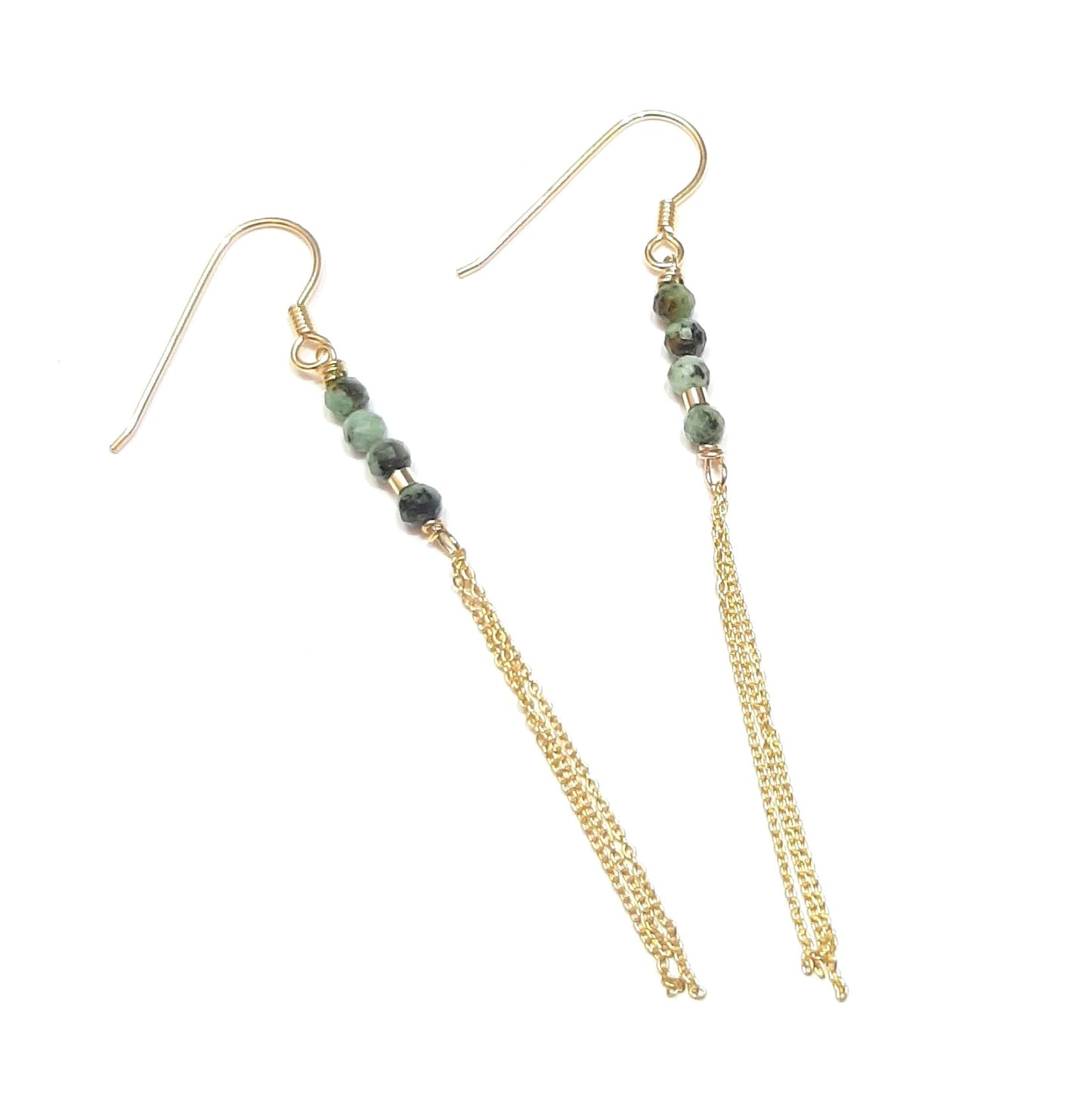 boucles d'oreilles longues avec des chaînes fines en argent 925 doré et ornées de turquoise verte