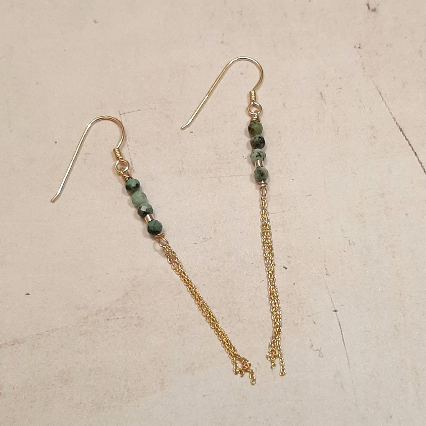 boucles d'oreilles dorés longues avec des chaînes fines en argent 925 doré et ornées de turquoise verte