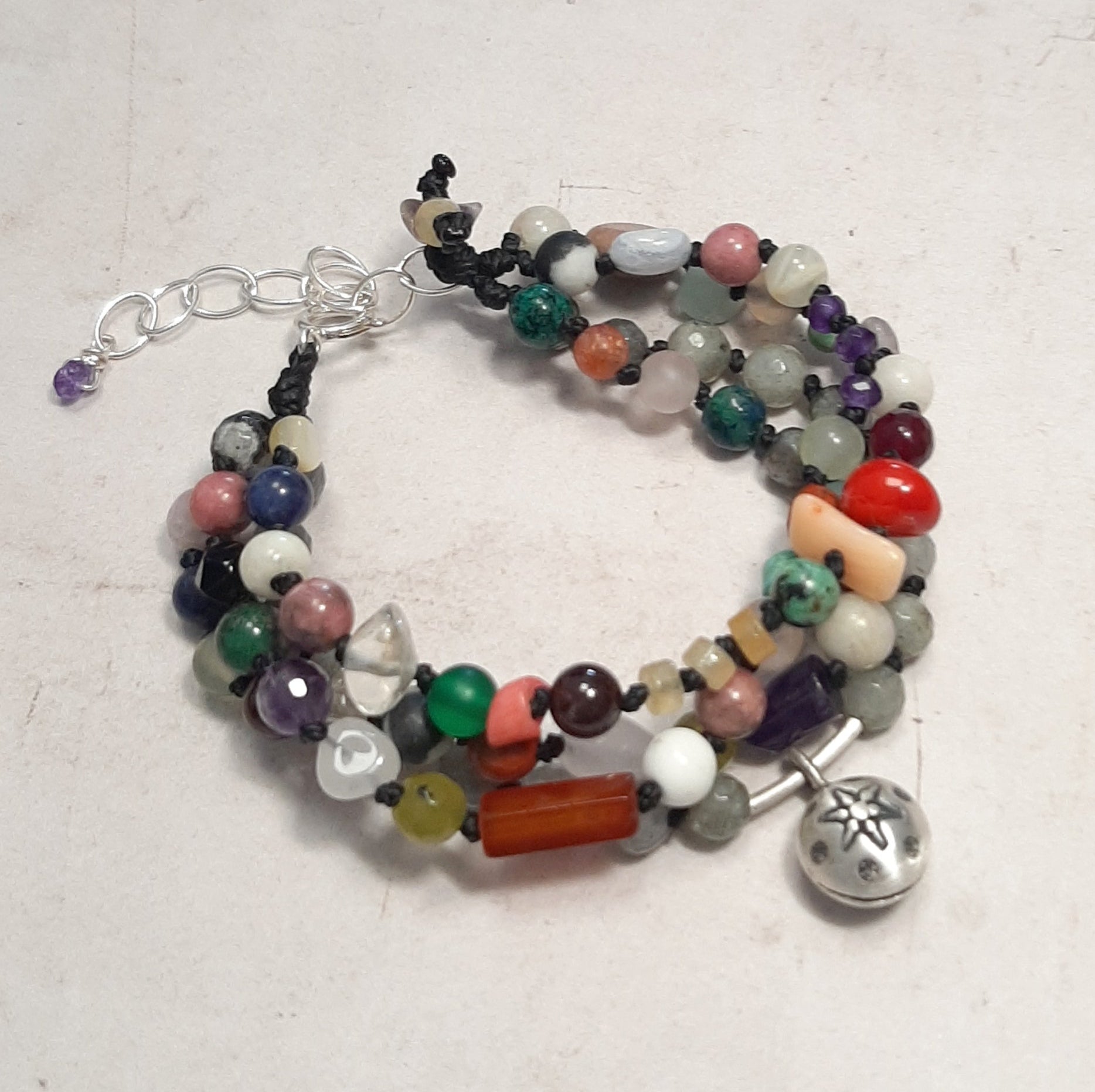 Ce bracelet appel d’anges en argent 925 et labradorite apaise l’esprit, protège des énergies négatives et élève l’intuition.