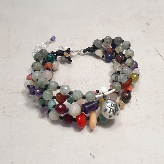 Bracelet en argent 925 avec labradorite, pierre de protection et de guidance spirituelle. Un appel d’anges à votre poignet.