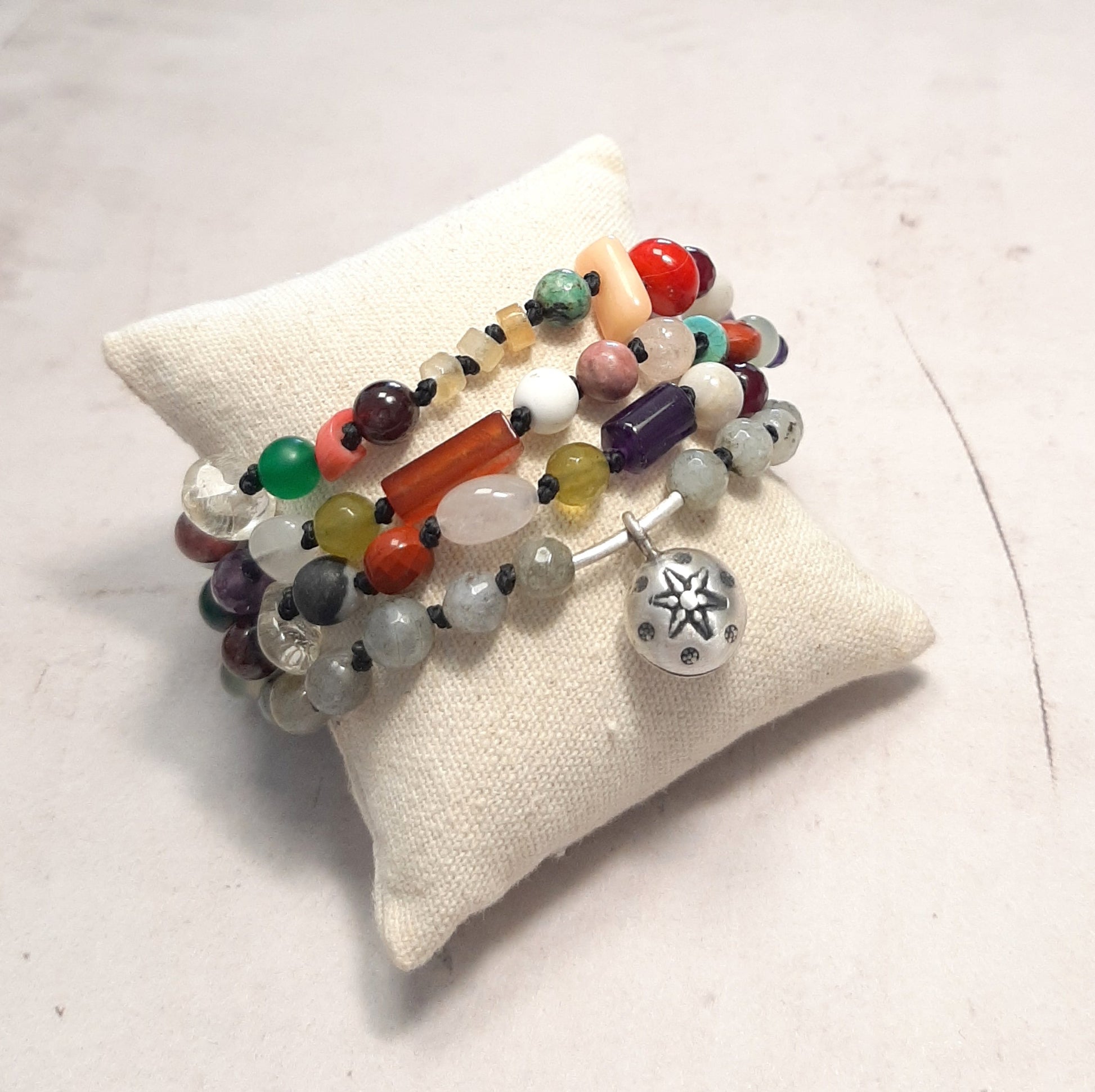 Un bijou éthique en argent massif et pierres naturelles. La labradorite agit comme un bouclier énergétique au quotidien. Bracelet appeleur d'anges