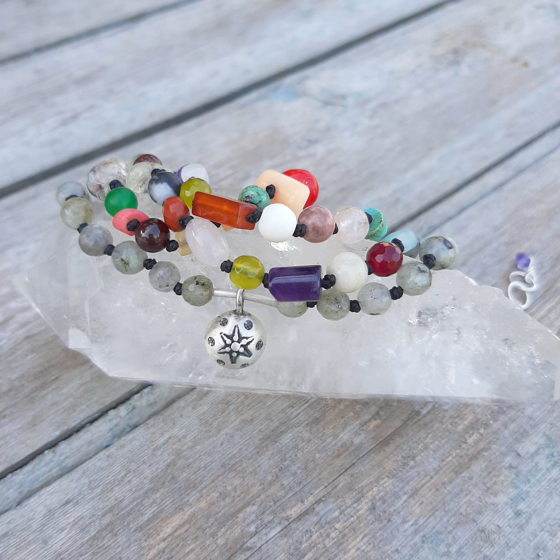 Bracelet appeleur d'anges en argent 925 avec labradorite, pierre de protection et de guidance spirituelle. Un appel d’anges à votre poignet.