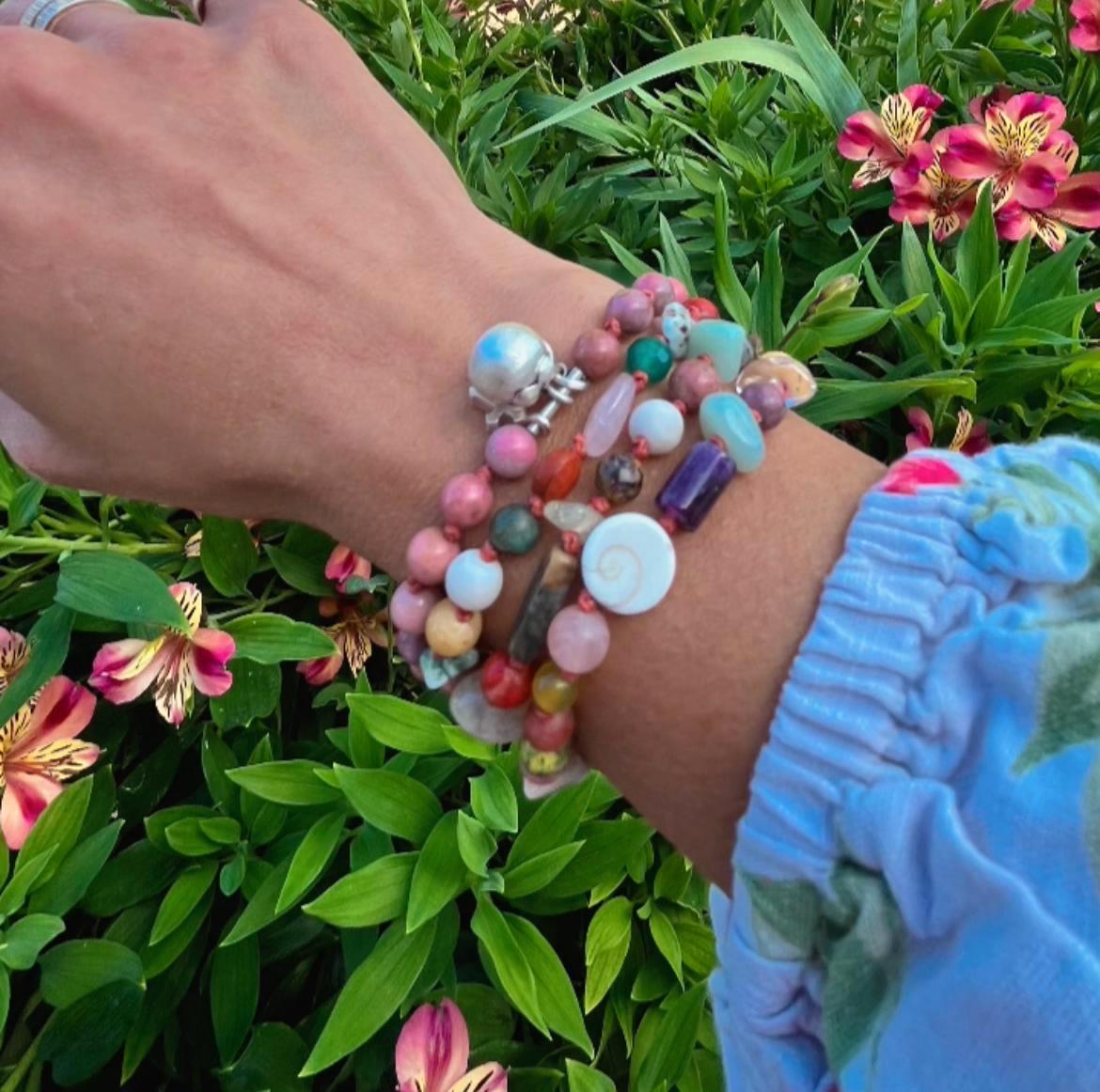 Bracelet talisman fait main en argent 925 avec 3 breloques symboliques : un appeleur d’anges, une croix chrétienne et une médaille de la Vierge Miraculeuse.