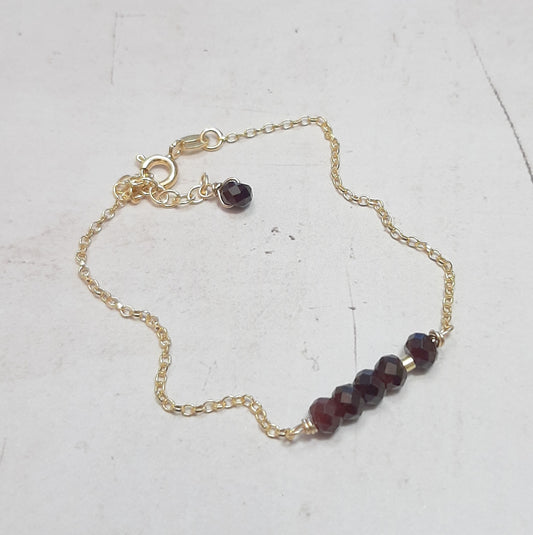 Bracelet discret en argent 925 doré et grenat