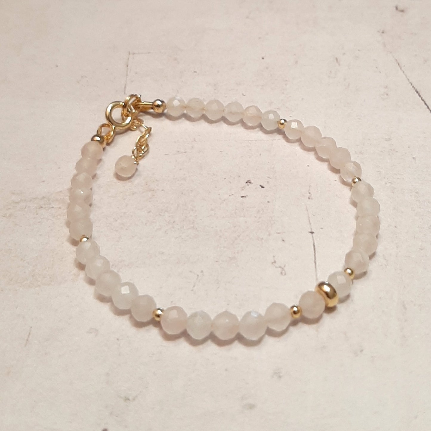 Bracelet délicat et minimaliste en pierres naturelles de quartz rose. Le Quartz Rose est la pierre du cœur.