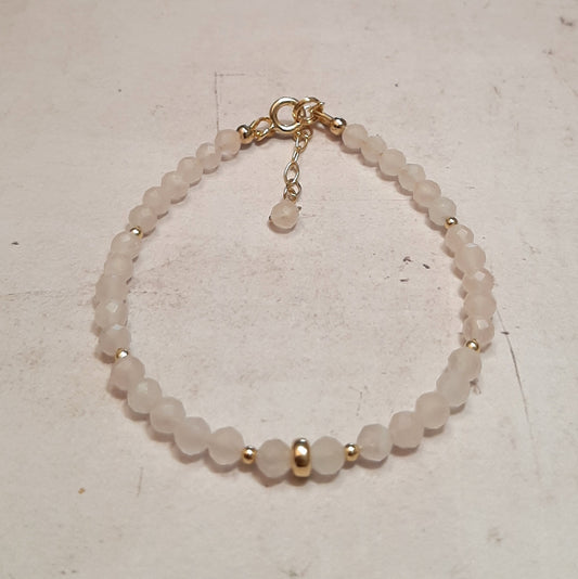 Bracelet en pierres naturelles de quartz rose, apprêts en argent doré.