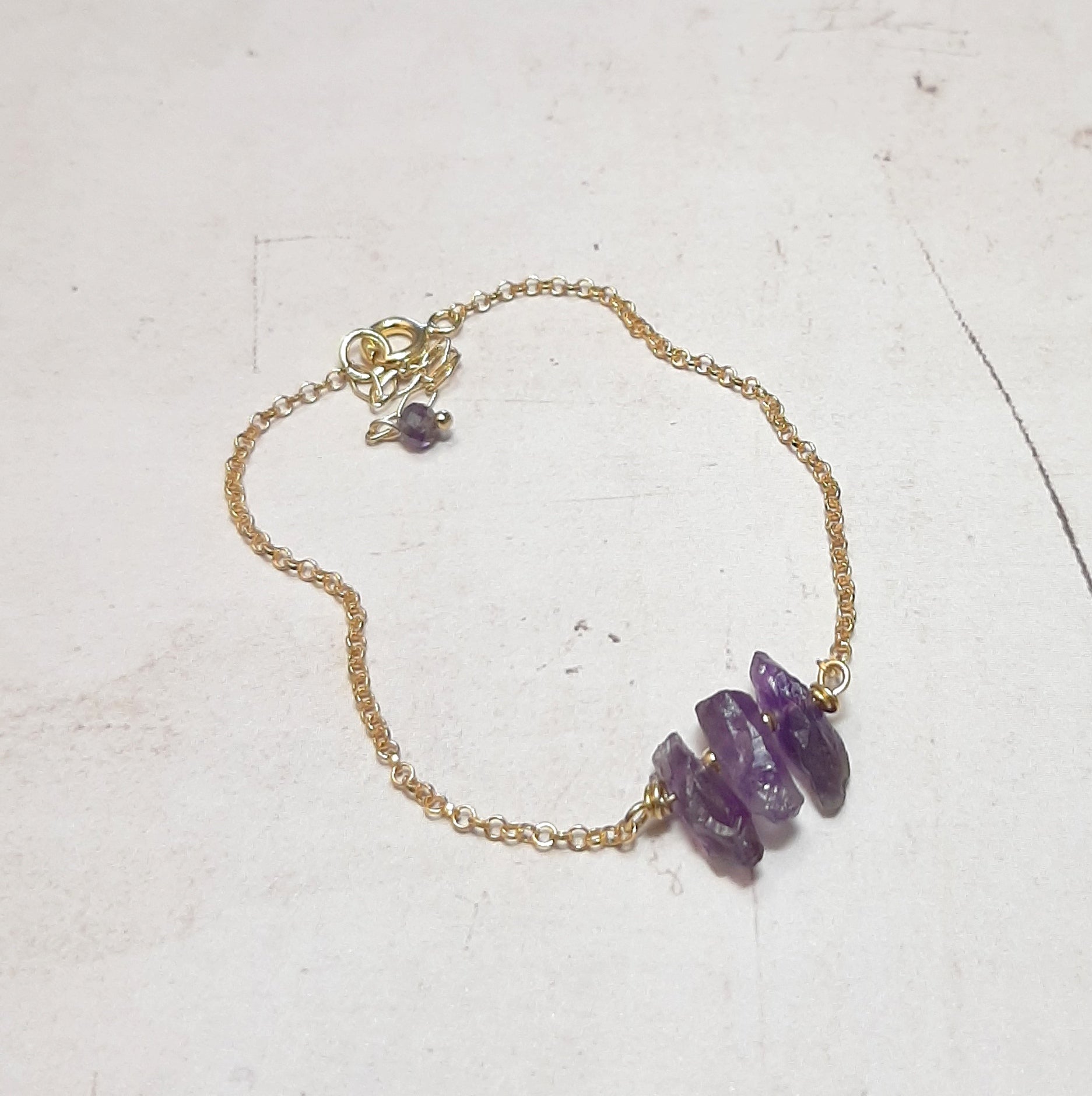 Bracelet en argent doré et améthyste brute