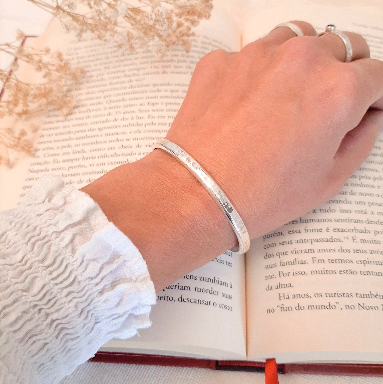 Bracelet jonc ouvert en argent massif martelé, avec un design épuré. Taille unique et réglable, s'adaptant facilement au poignet pour un confort optimal. Un bijou intemporel et élégant. Diamètre intérieur de 60 mm, épaisseur de 5 x 2,5 mm.
Bijoux éthiques en argent responsable pour femme