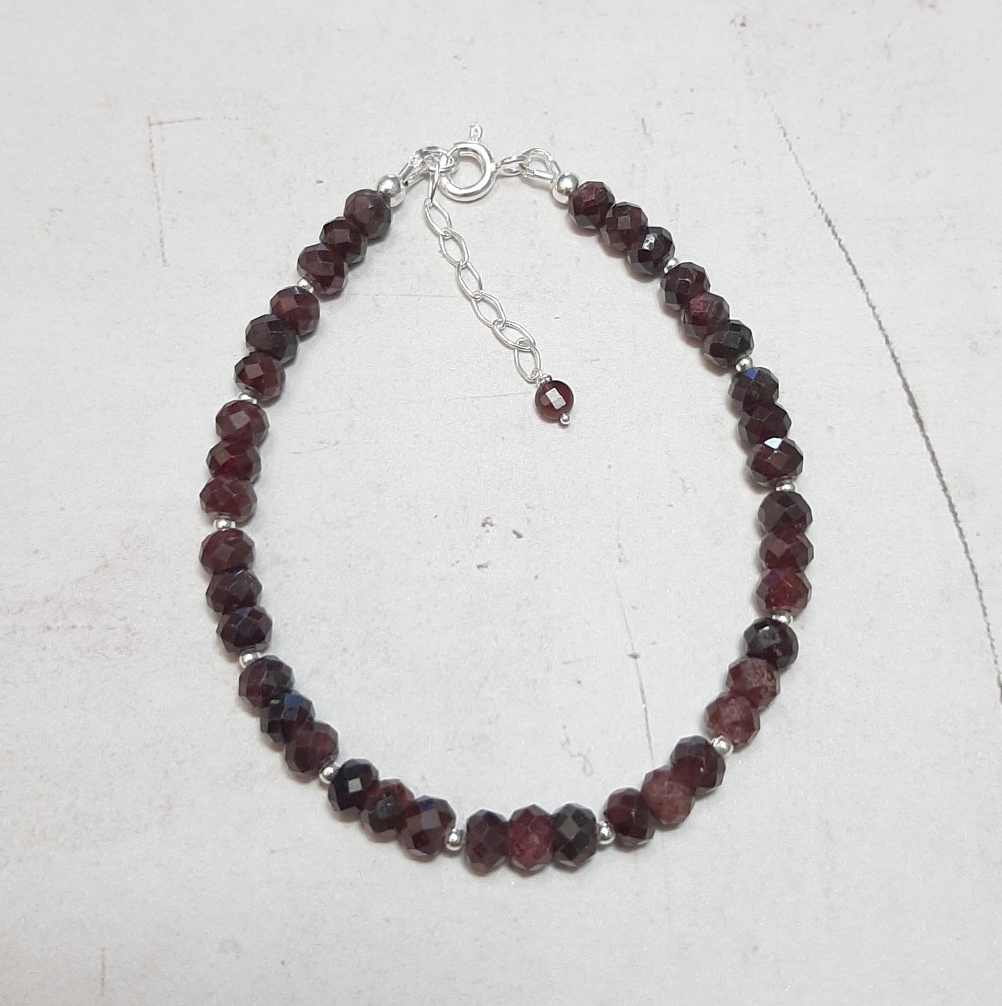 Bracelet en argent 925 et pierres naturelles de grenat