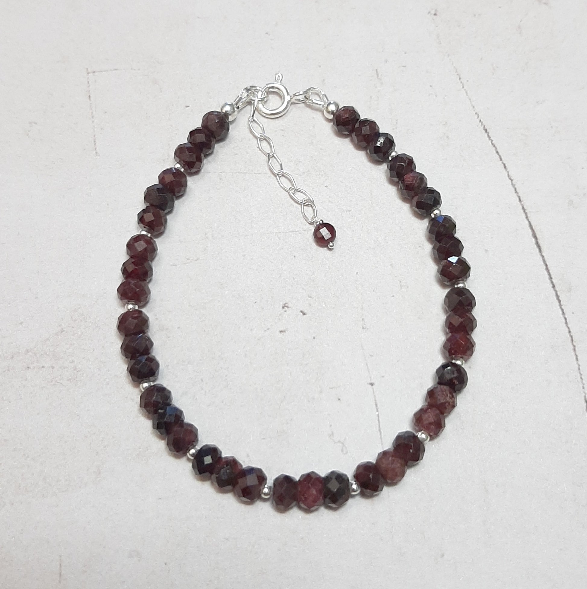 Bracelet en argent 925 et pierres naturelles de grenat