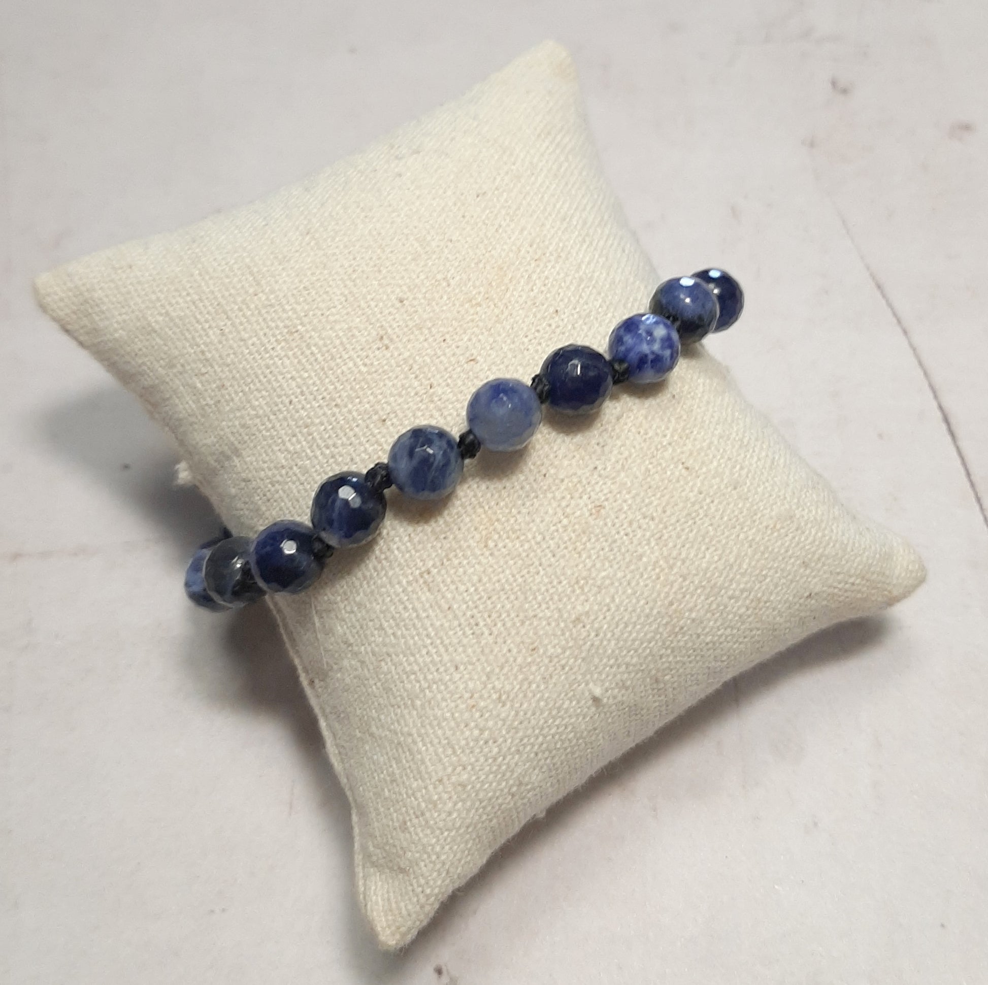 Bijou minimaliste bleu, sodalite, pierre de clarté et de communication