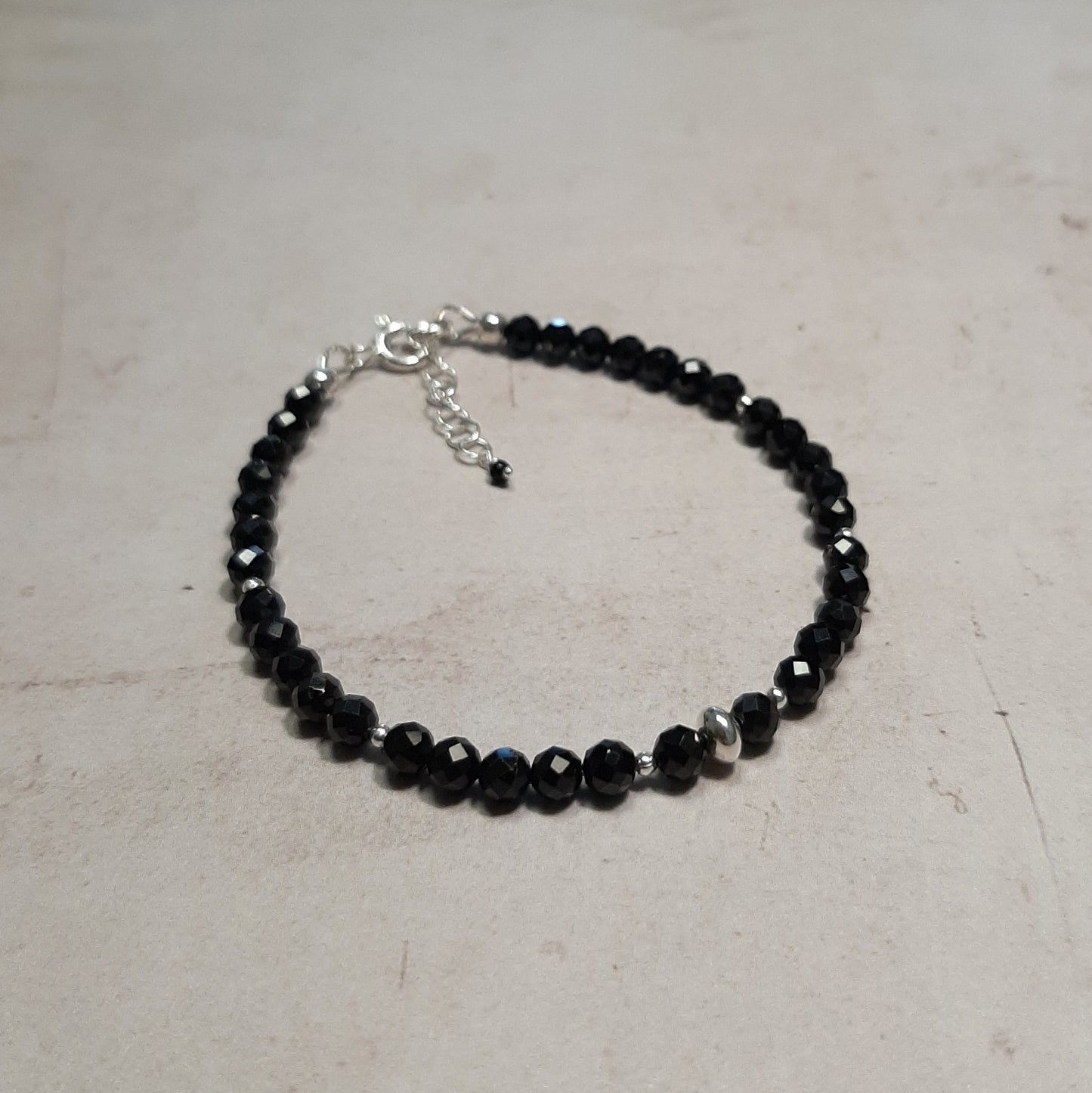 Bracelet en pierres précieuses, spinelle noire. Apprêts en argent sterling.