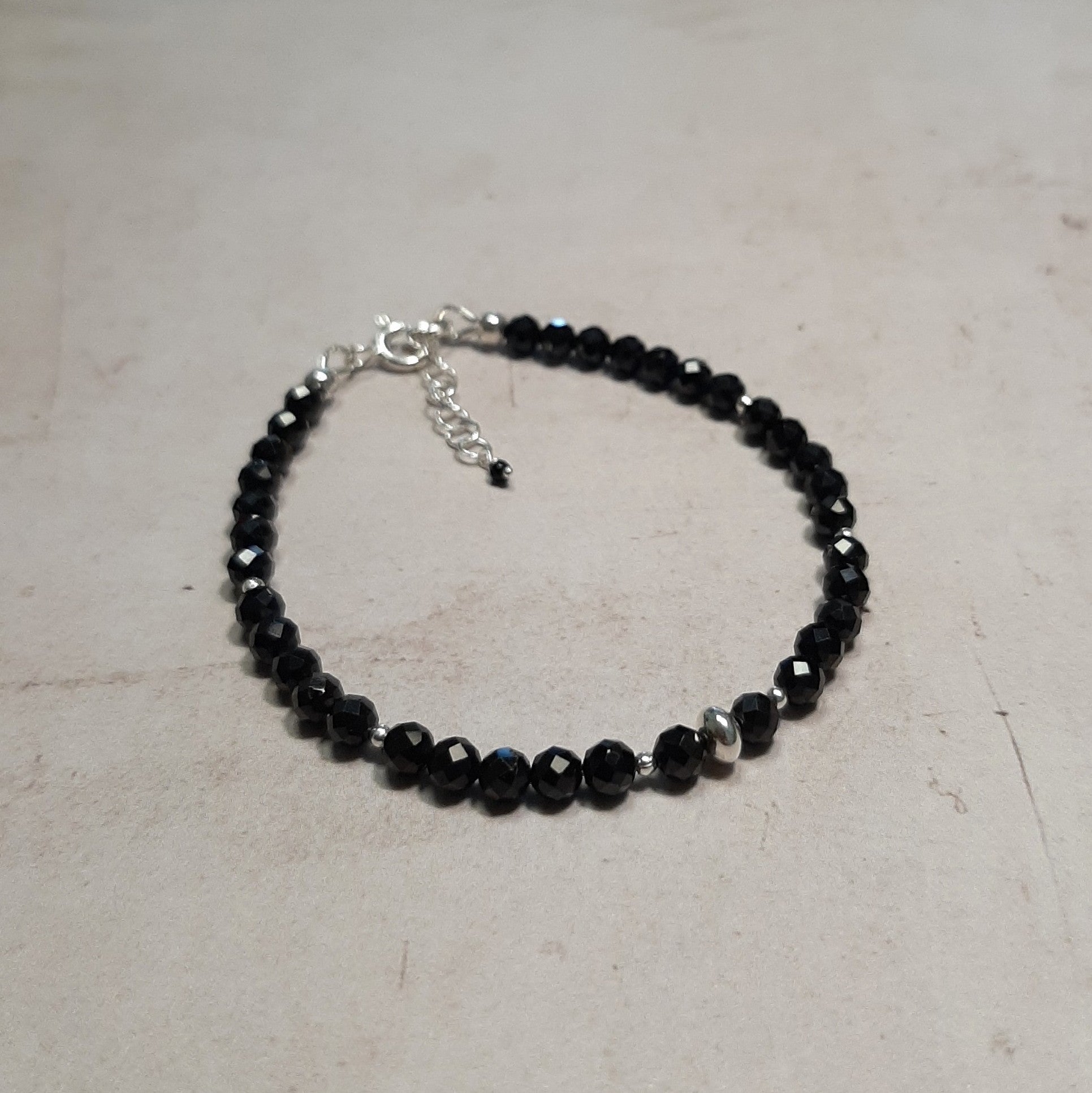 Bracelet en pierres précieuses, spinelle noire. Apprêts en argent sterling.