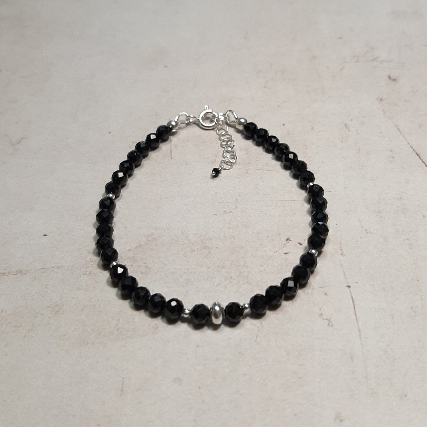 Bracelet en spinelle noire et argent sterling.