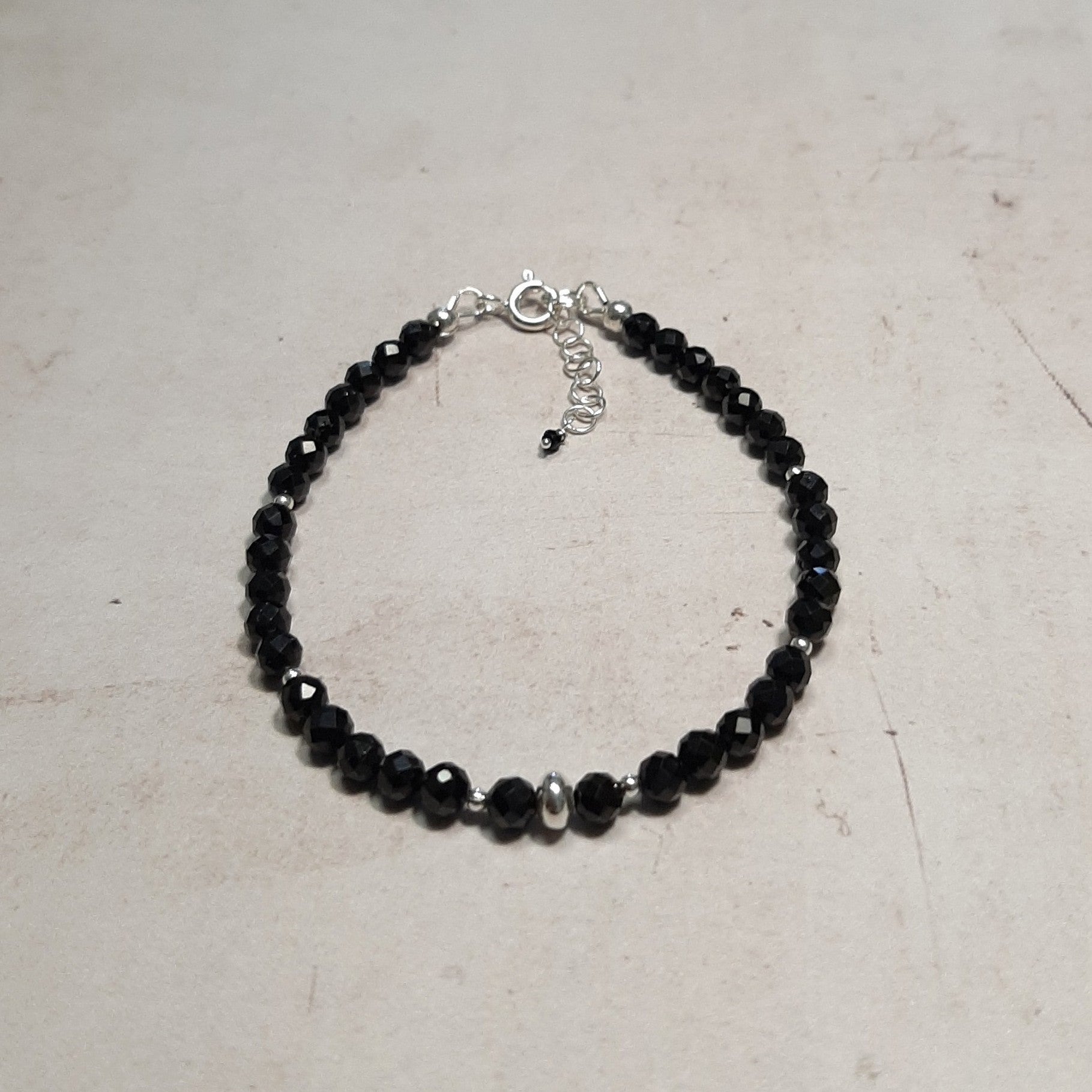 Bracelet en spinelle noire et argent sterling.