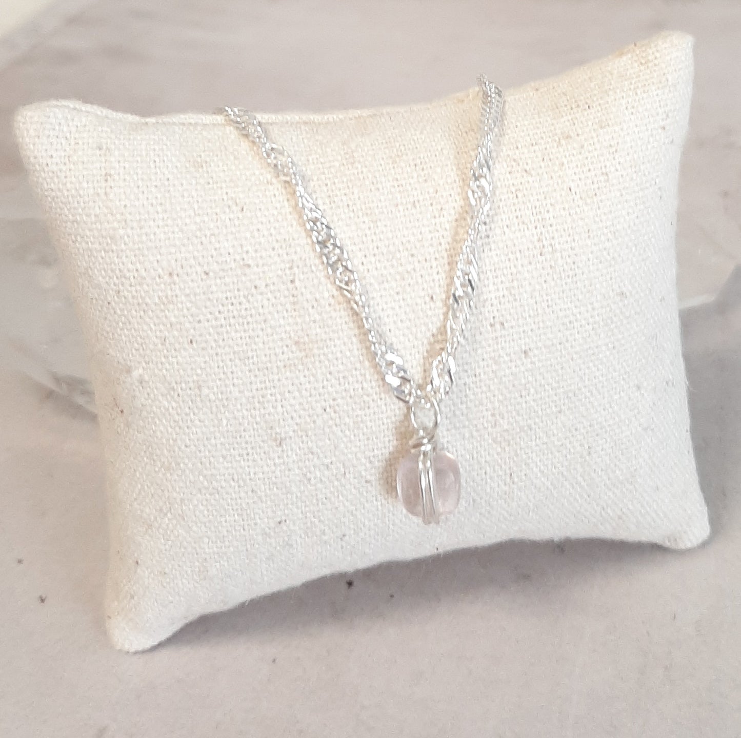 Délicat collier en argent 925 et pierres naturelles de quartz rose. Bijou fin et élégant pour femme. Pierre de naissance du mois d'octobre.