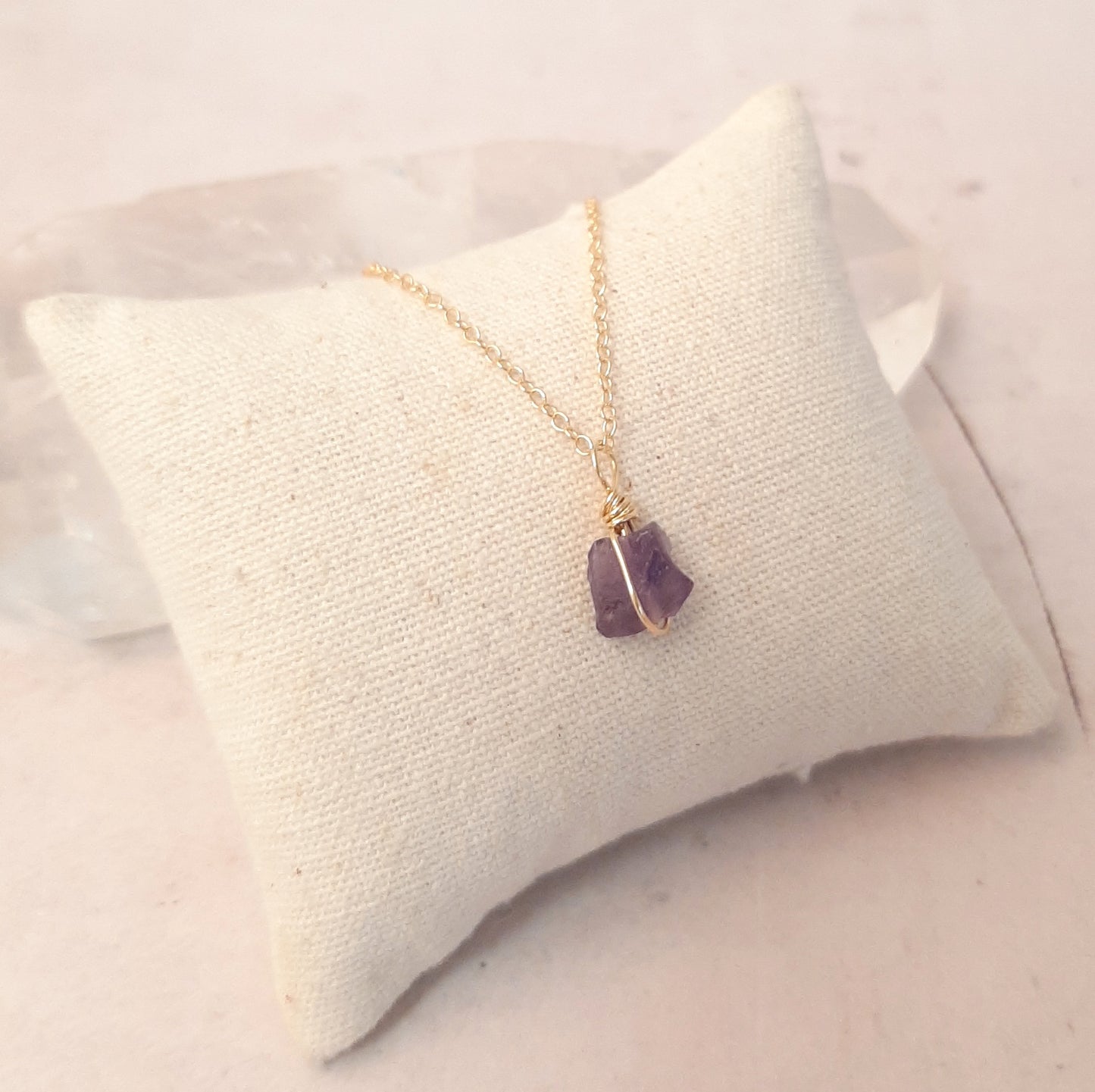 Collier minimaliste chaine en argent 925 doré avec pierre naturelle brute d'améthyste.